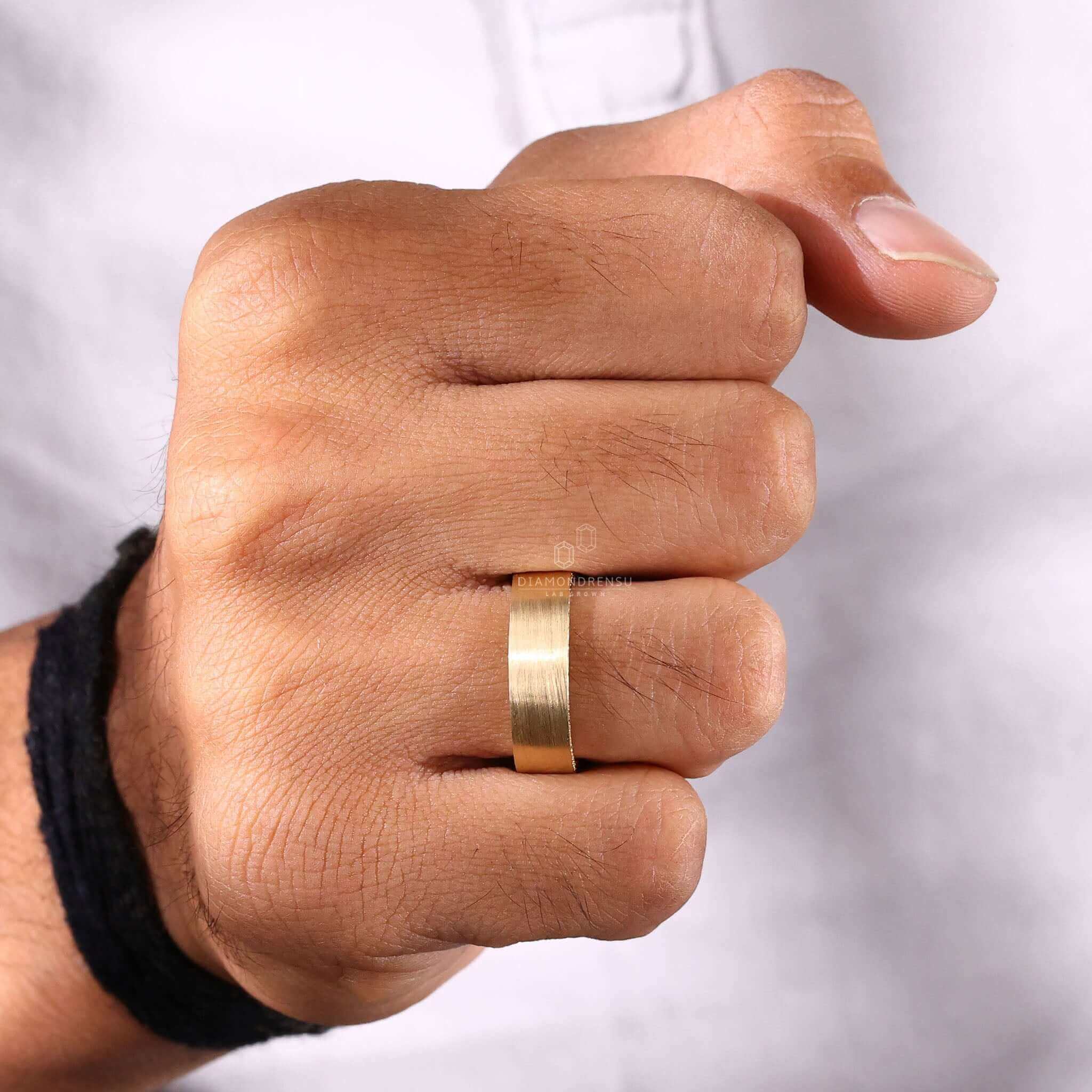 Wedding band men in a brilliant gold tone for refined taste.