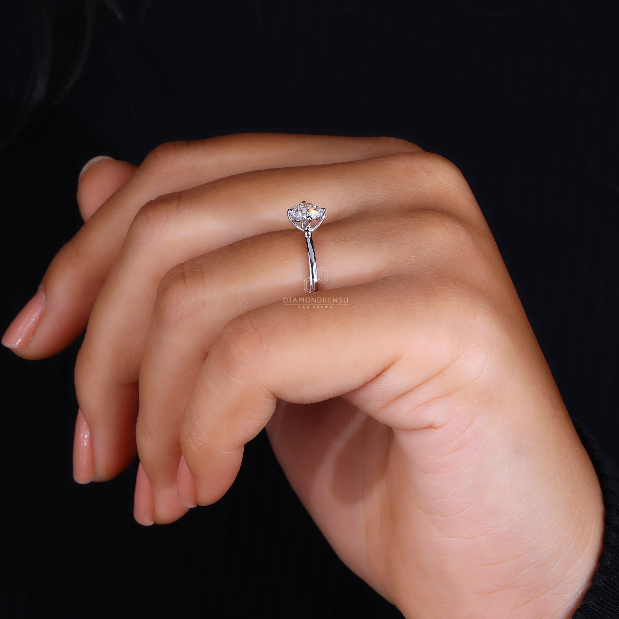 Buy engagement ring in UK with round cut.
