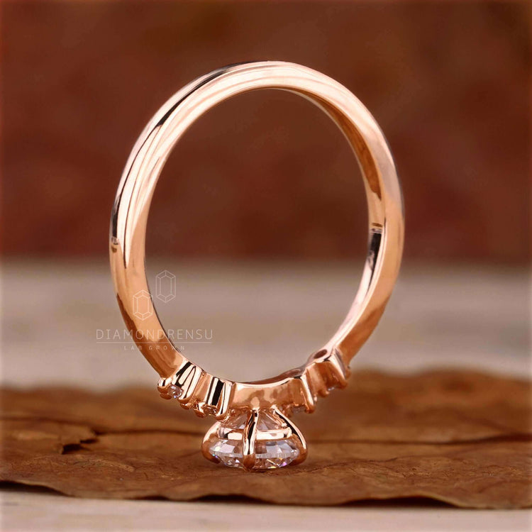 Round cut diamond in a diamondrensu UK ring, crafted as a unique engagement ring with exquisite handmade details.
