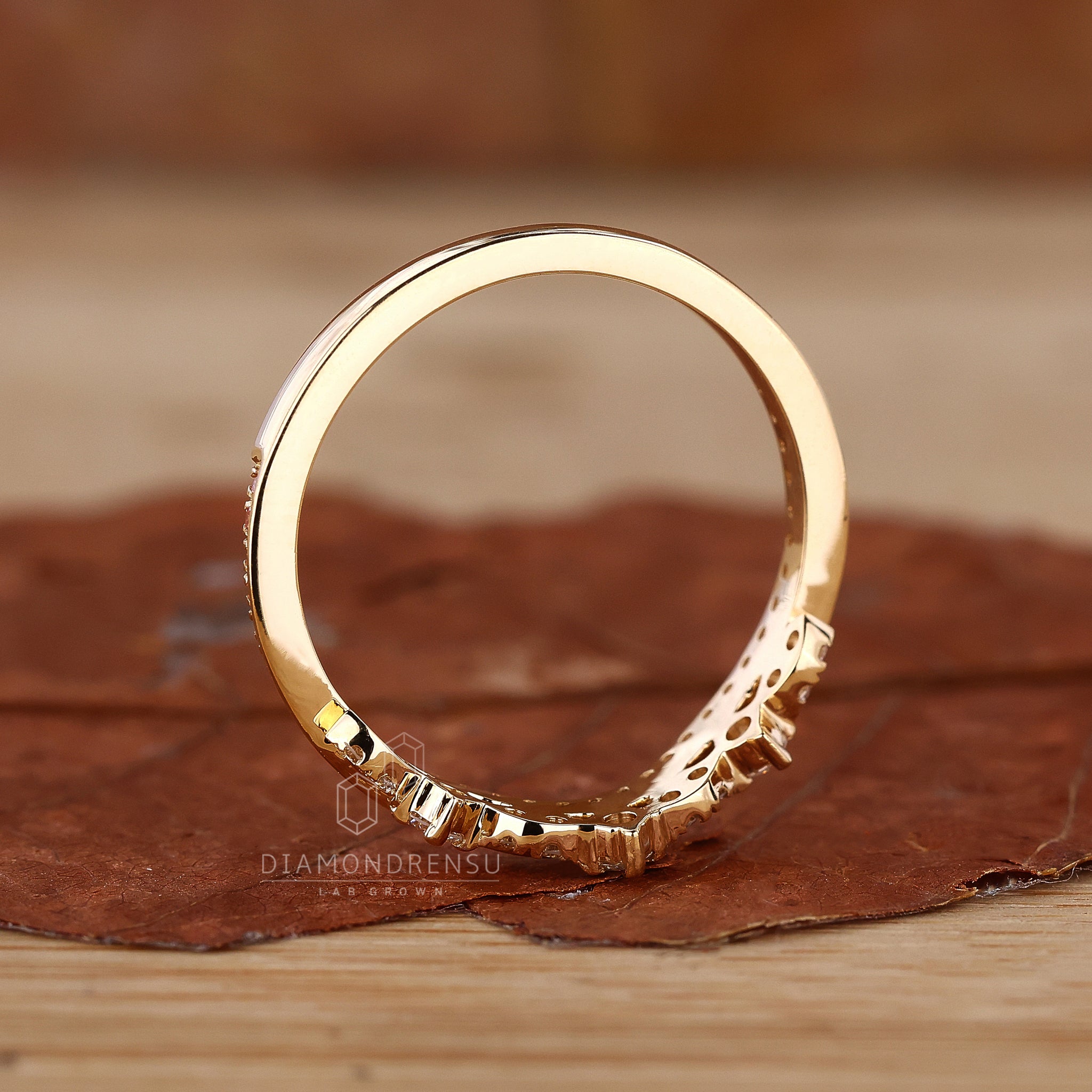 Crown shaped wedding band with marquise outline.
