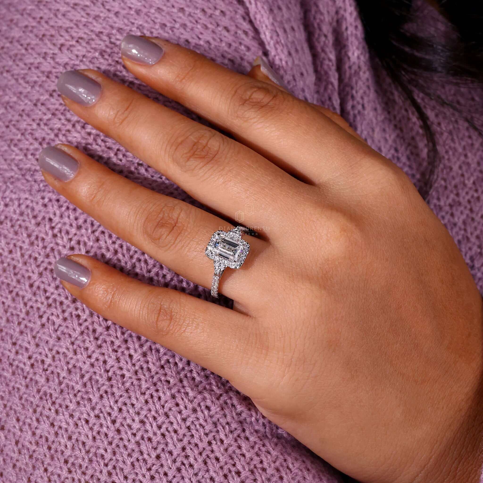 Pave ring diamond afeaturing a delicate and stylish design.