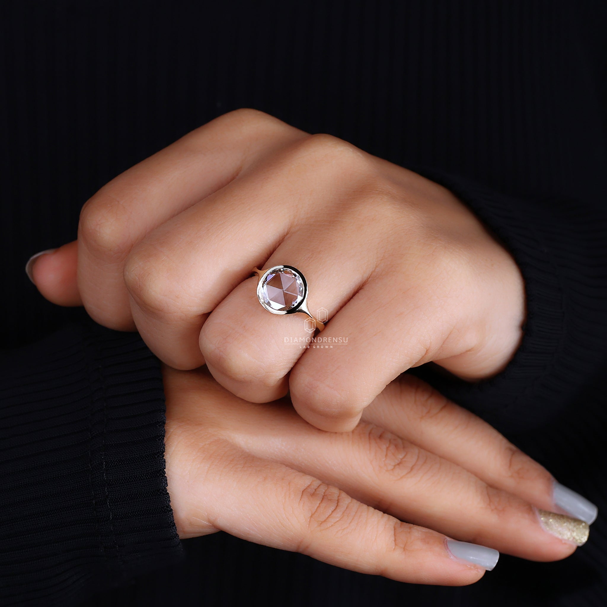 Tapered shank band with rose cut center.
