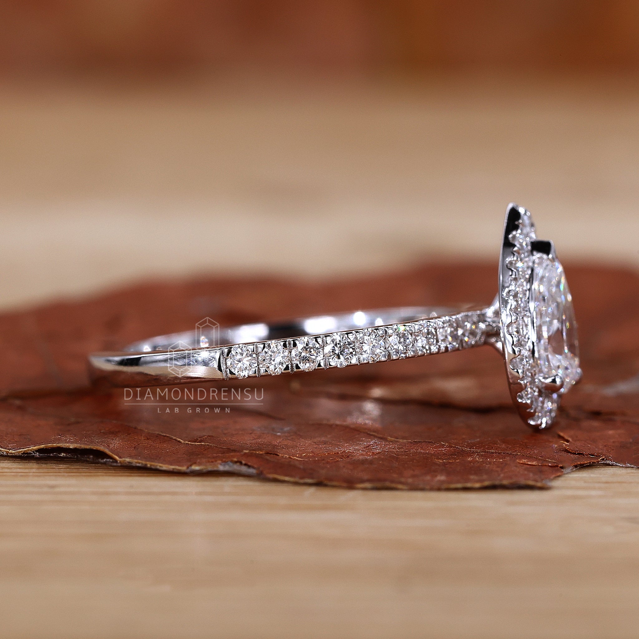 Round cut halo setting ring.
