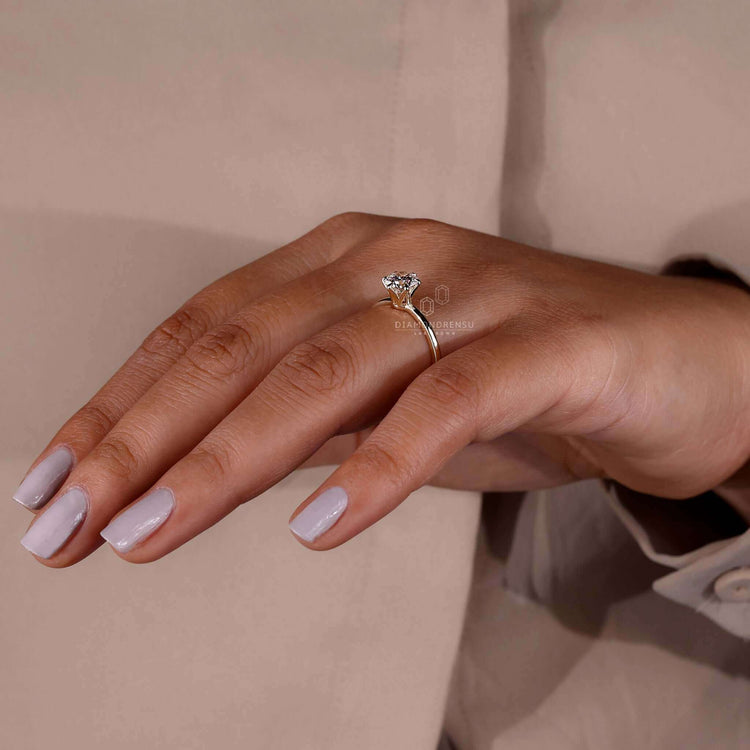 Solitaire diamond ring featuring a round cut diamond centrepiece.