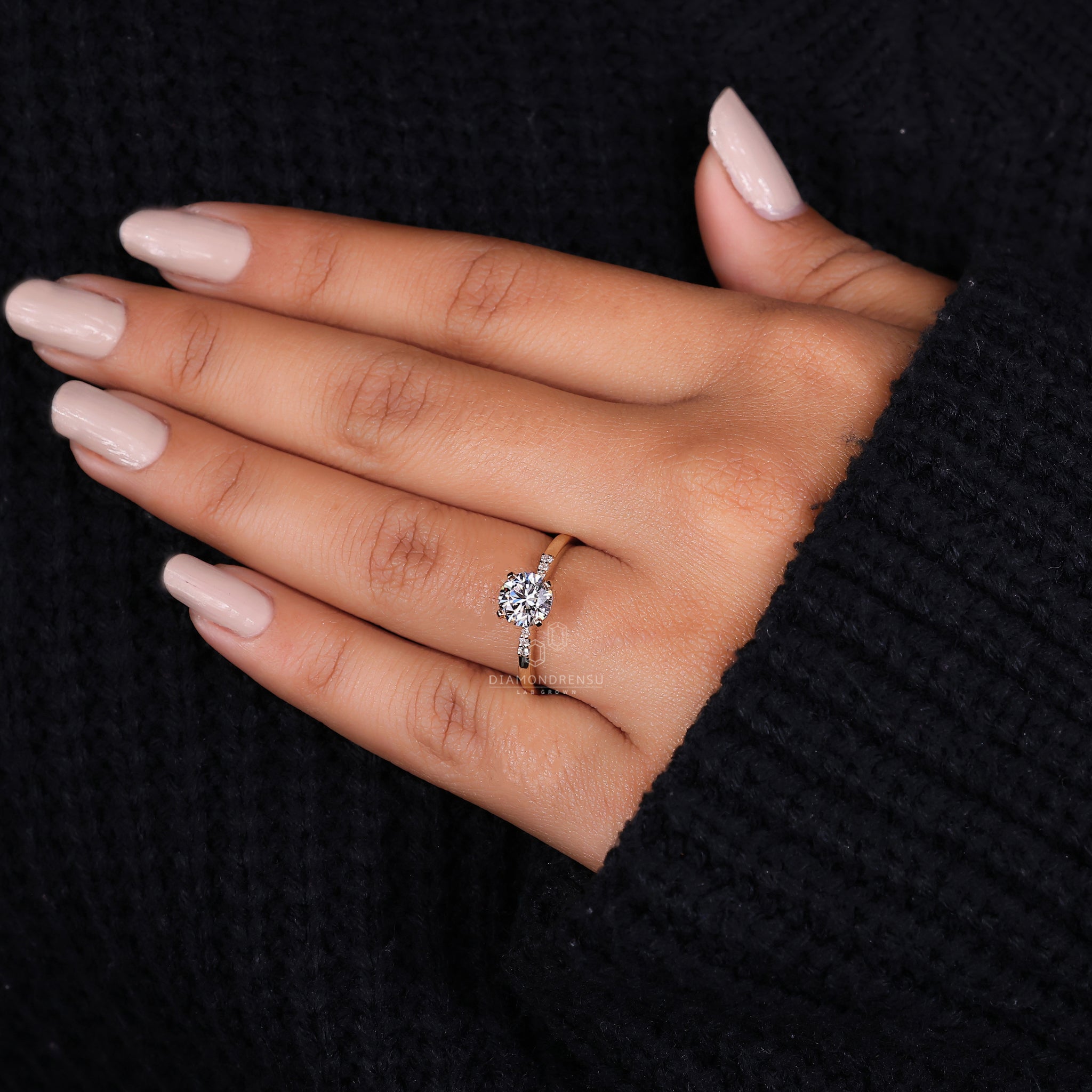 Diamondrensu UK engagement ring with flawless design.
