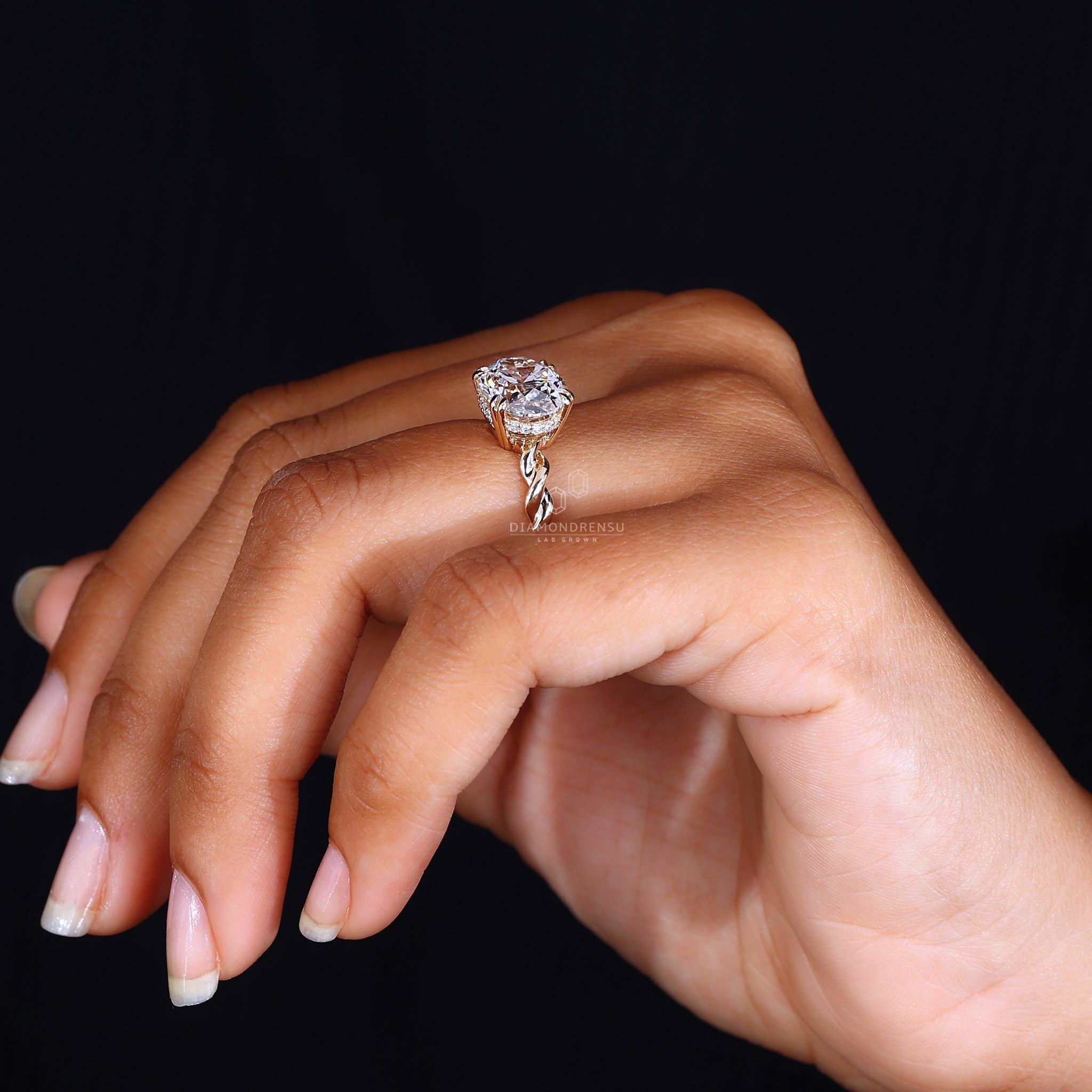 Round diamond ring with double prong ring
