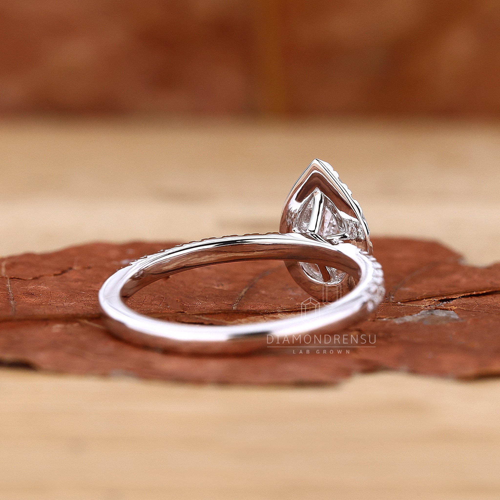 Round cut pave band in white gold.
