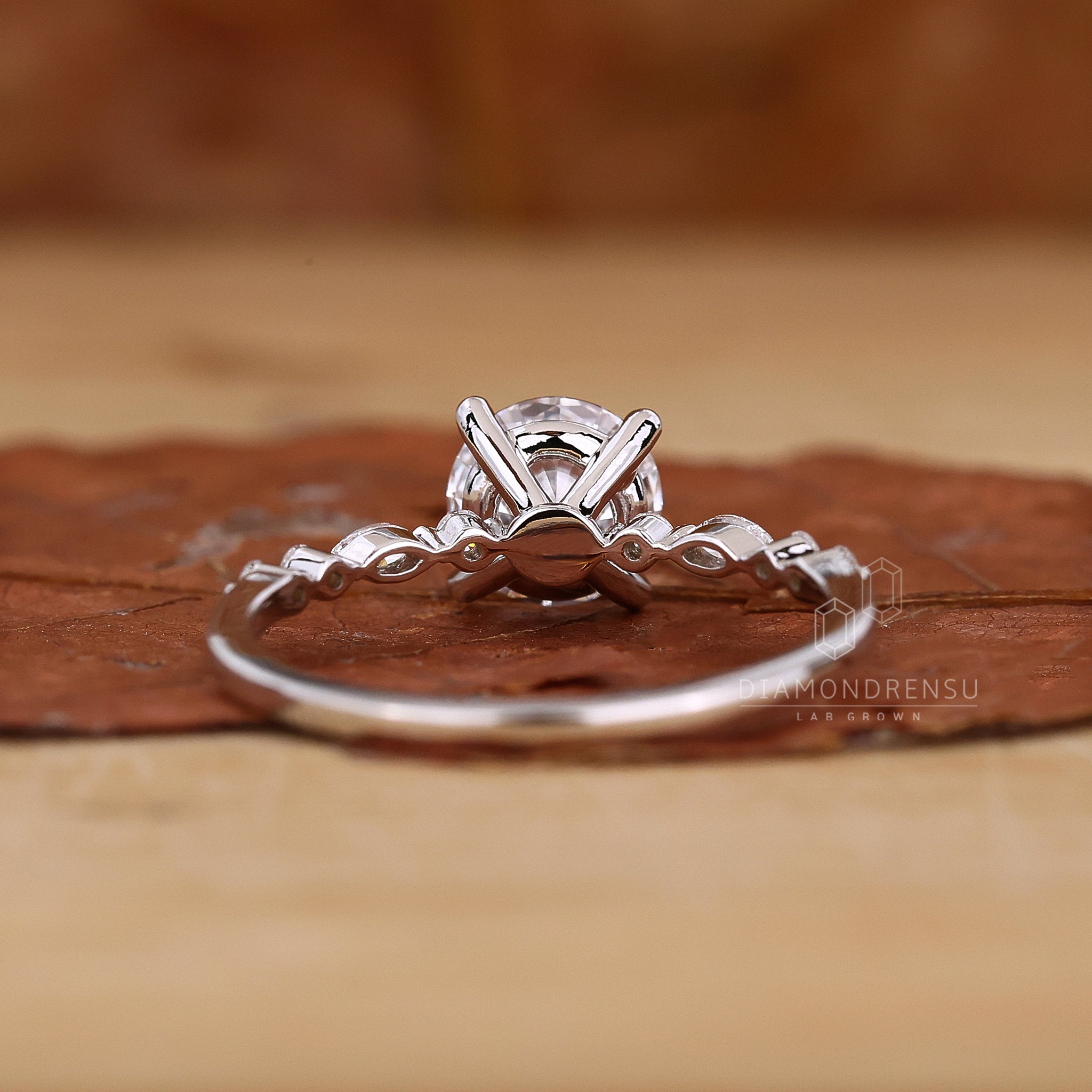 Round cut side diamond in pave band.
