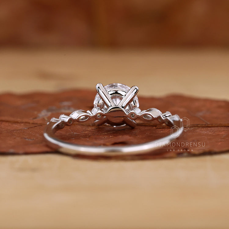 Round cut side diamond in pave band.
