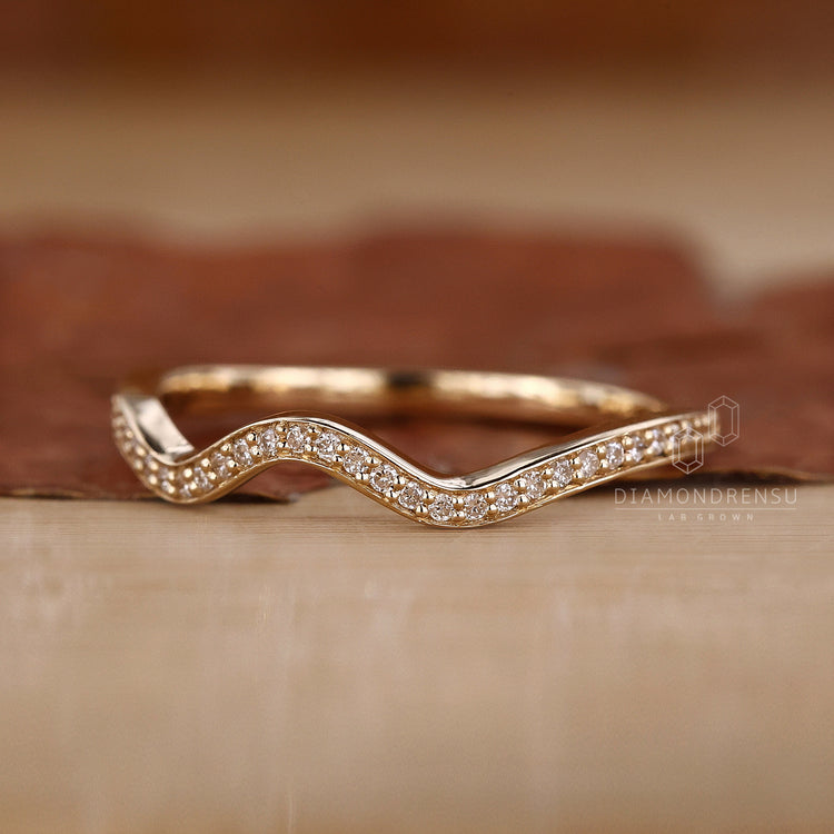 Unique wave-shaped eternity band with lab diamonds
