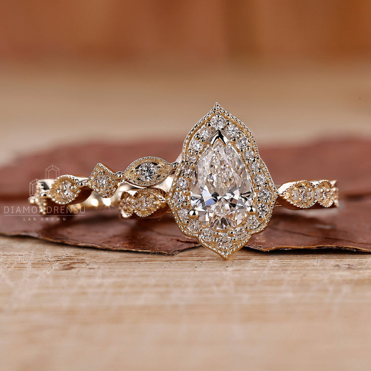 Round diamond side stone with marquise shape outline band in milgrain bridal set.
