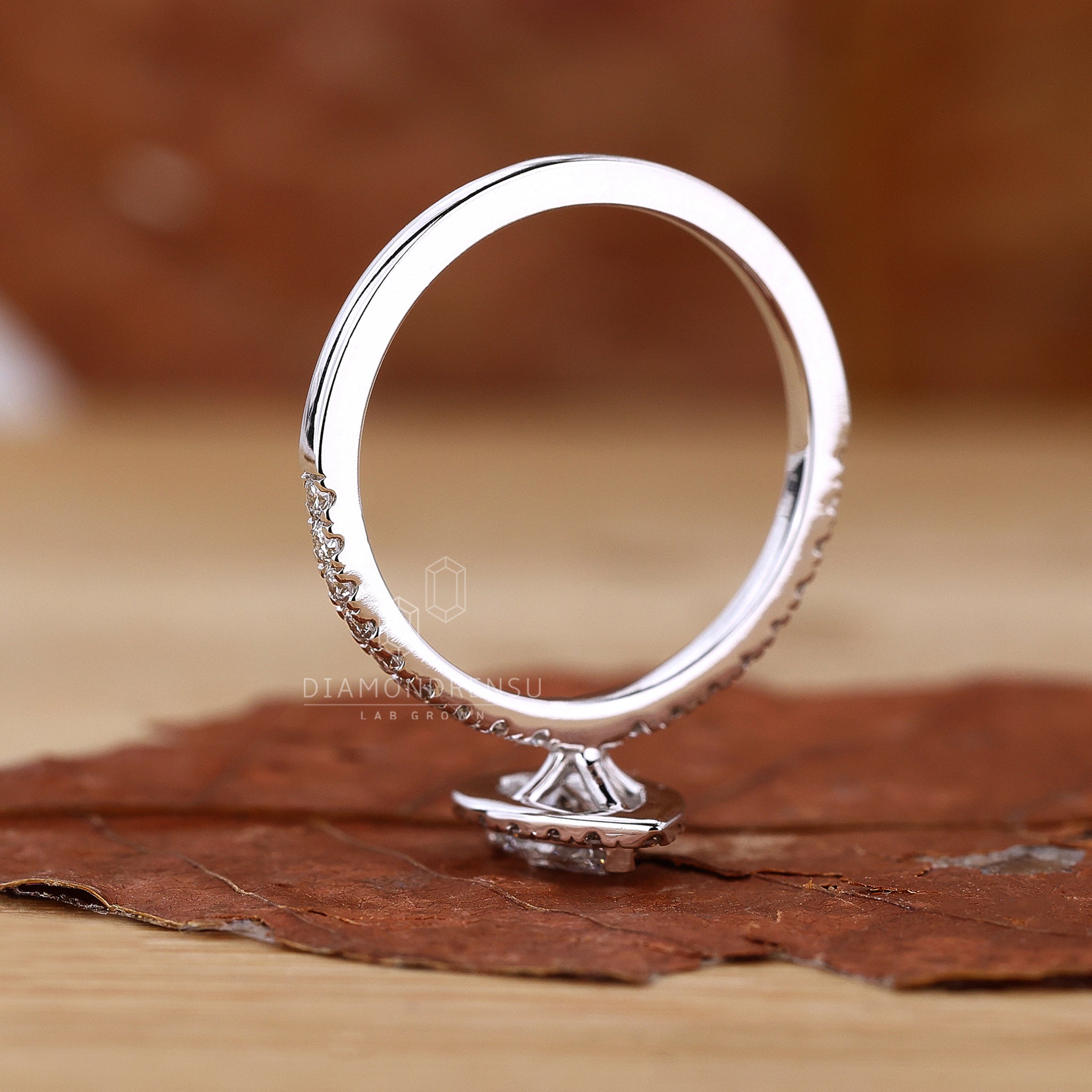 Buy engagement ring with pear shape.
