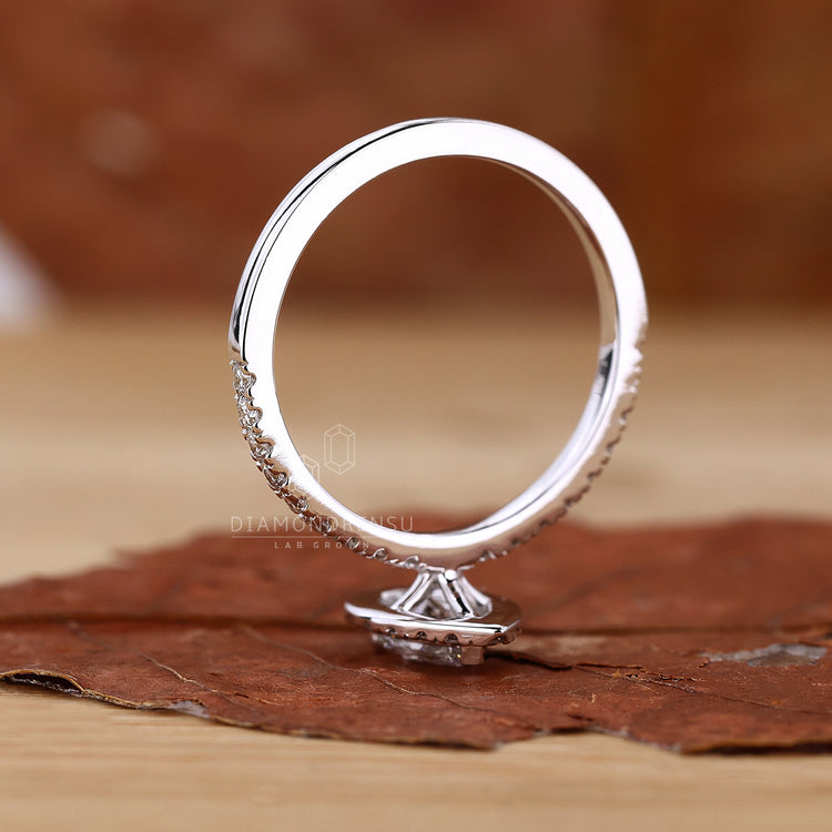 Buy engagement ring with pear shape.
