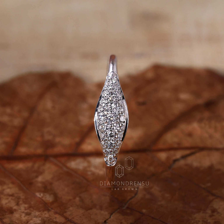 Beautiful signet diamond ring with a timeless appeal.