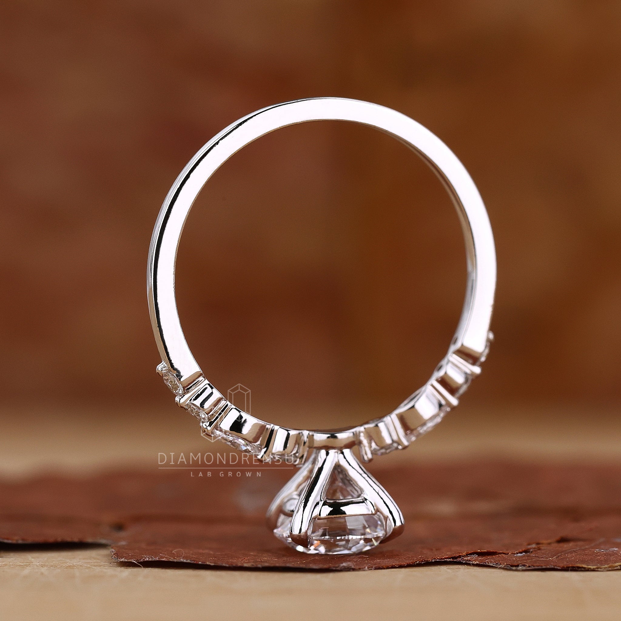 Buy engagement ring in UK with round cut.
