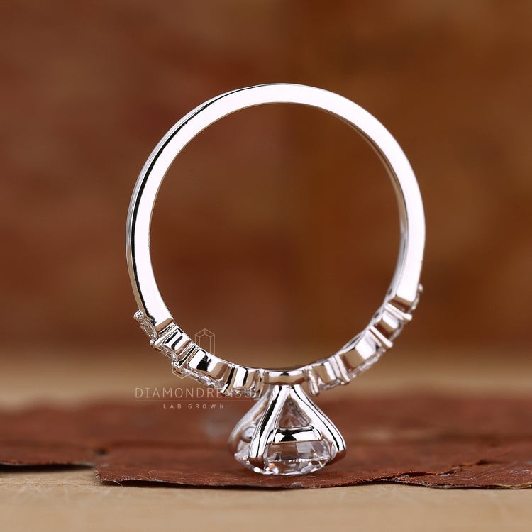 Buy engagement ring in UK with round cut.
