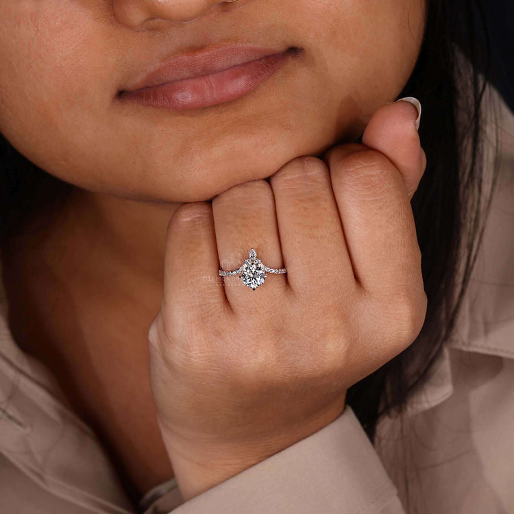 Round diamond engagement ring featuring a classic pave ring design for timeless elegance.