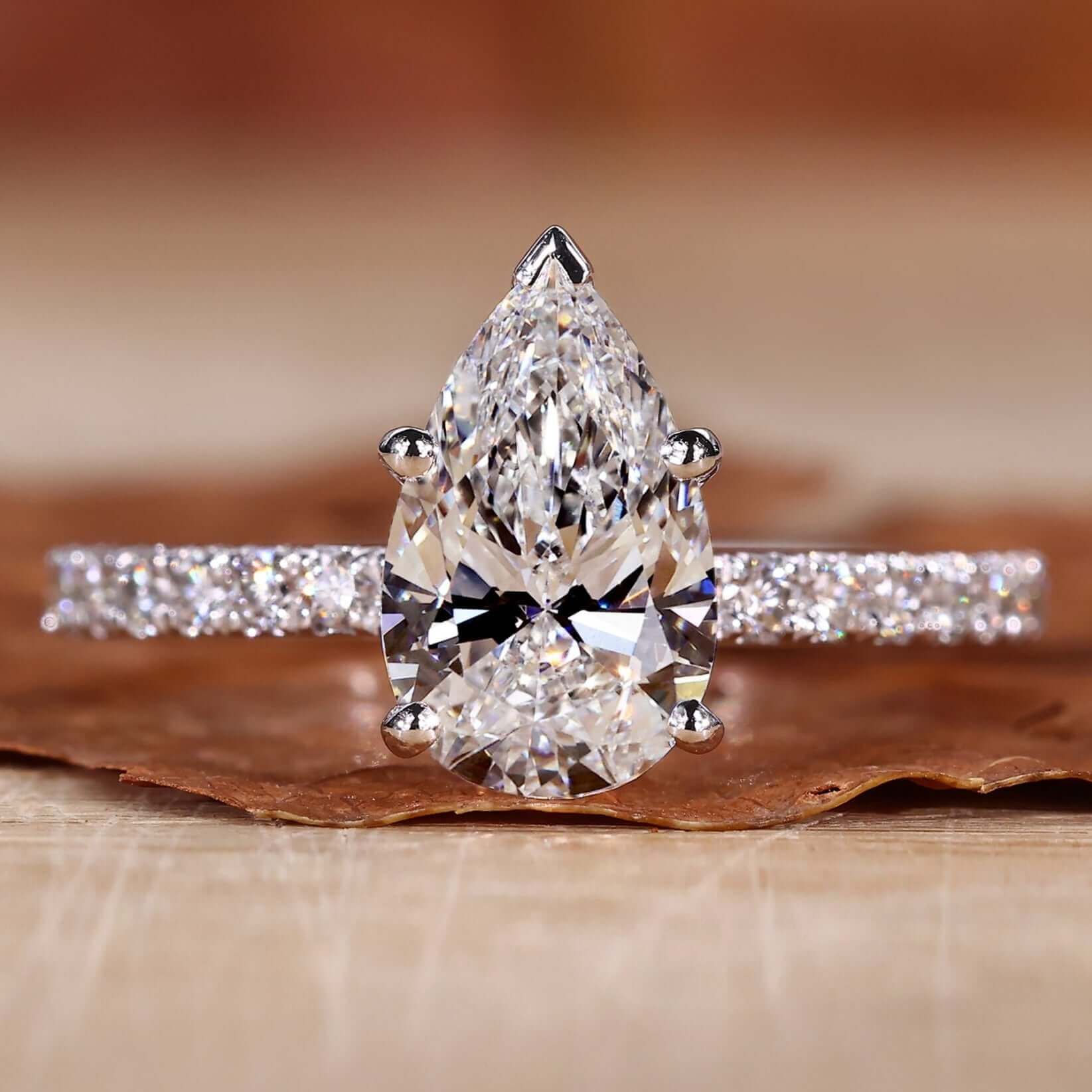 Pear shape engagement ring featuring a stunning diamond centre.