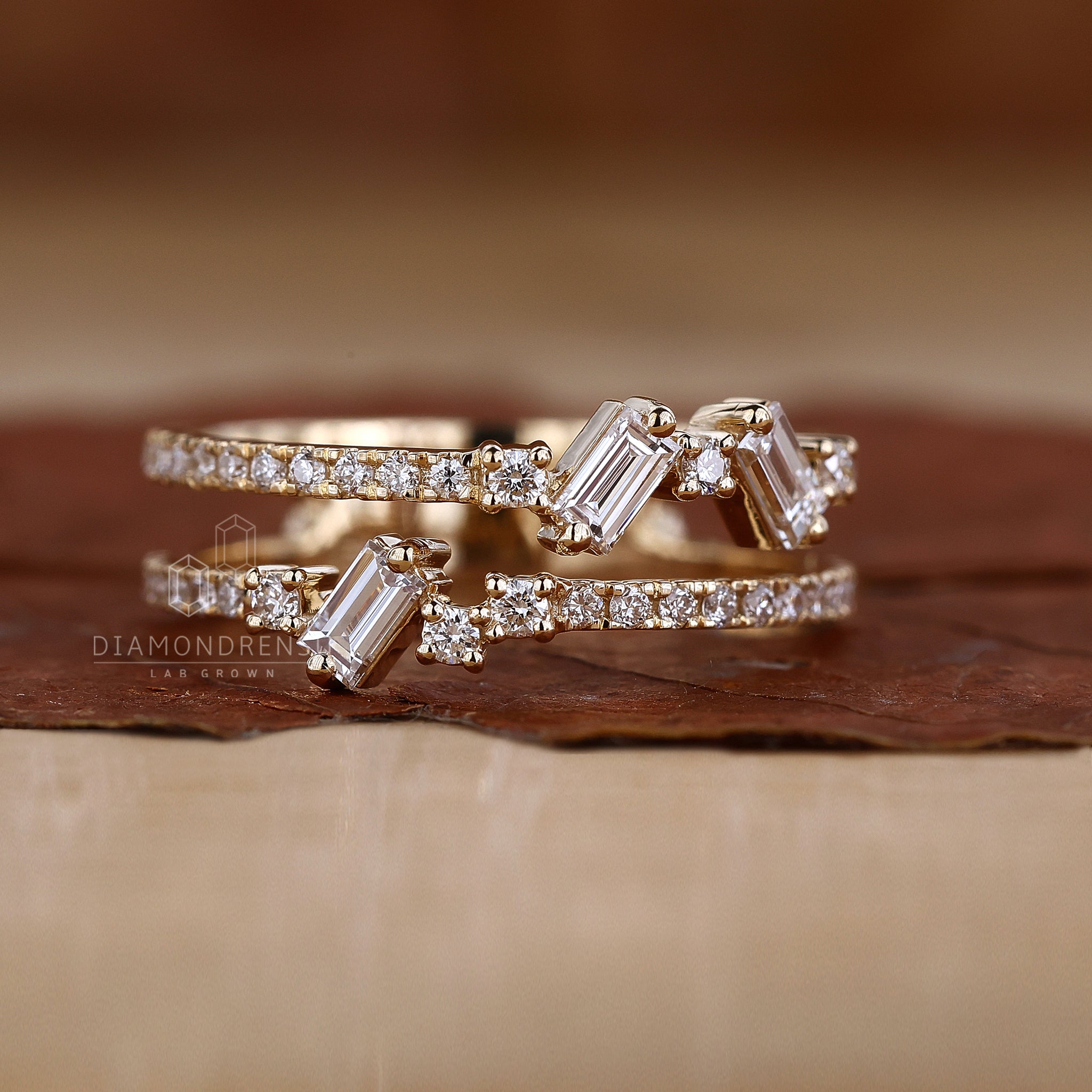 Elegant yellow gold band with baguette and round cuts
