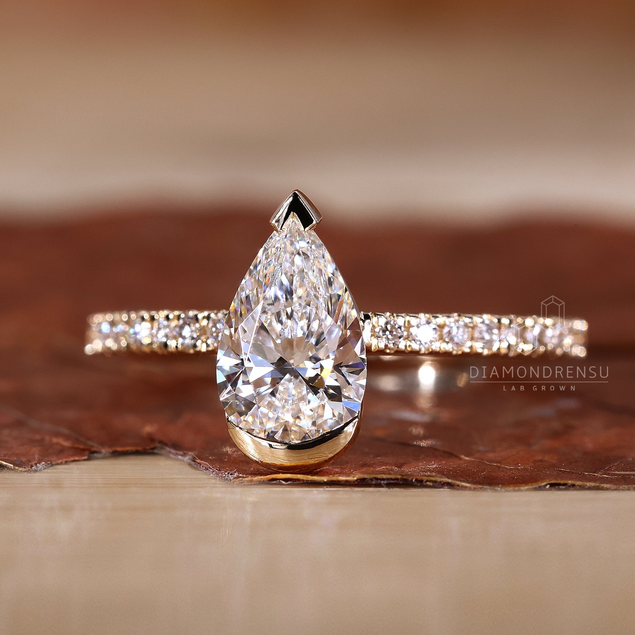 Elegant pear shaped ring in a timeless yellow gold design.