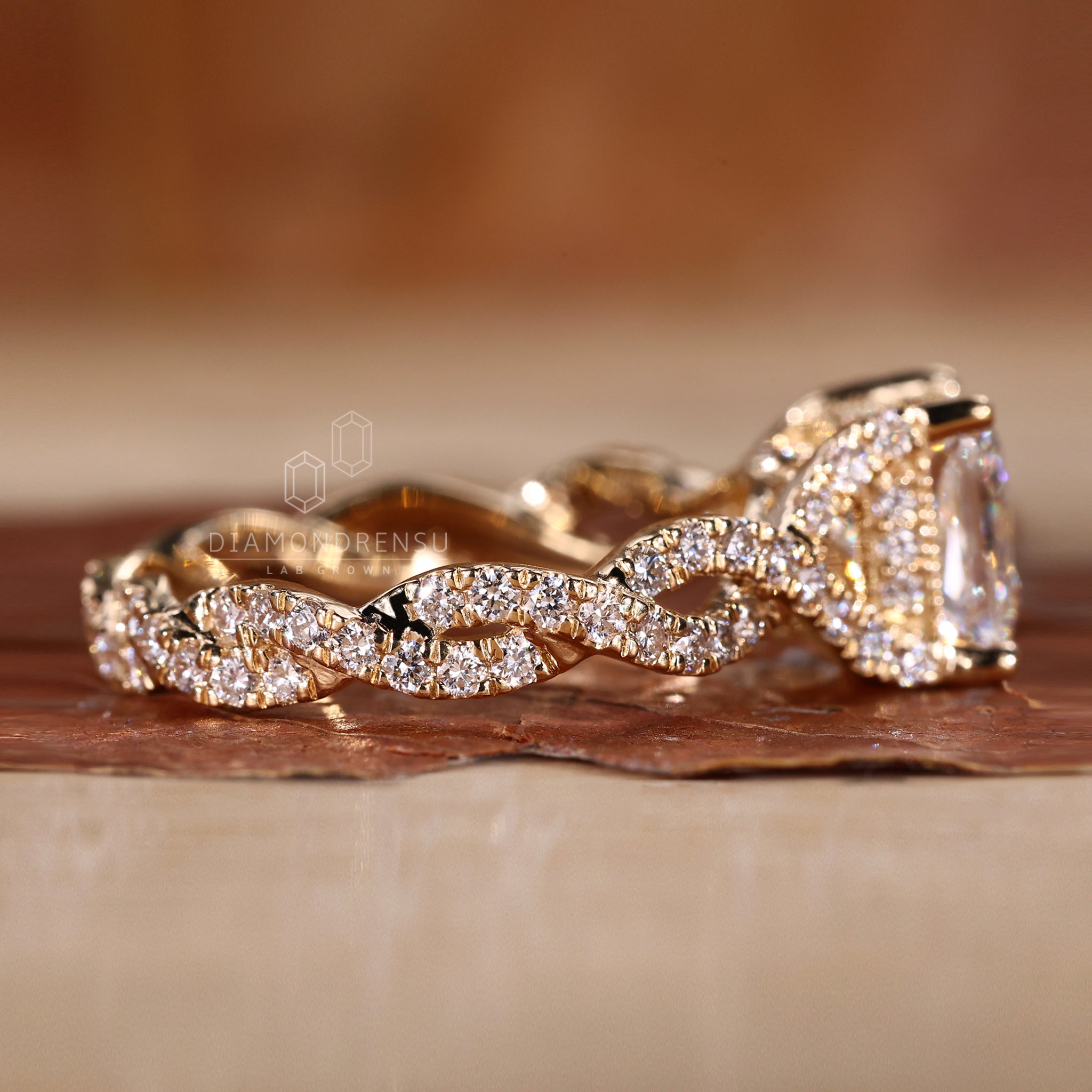 Twisted pave setting ring is added to give a detailed look.
