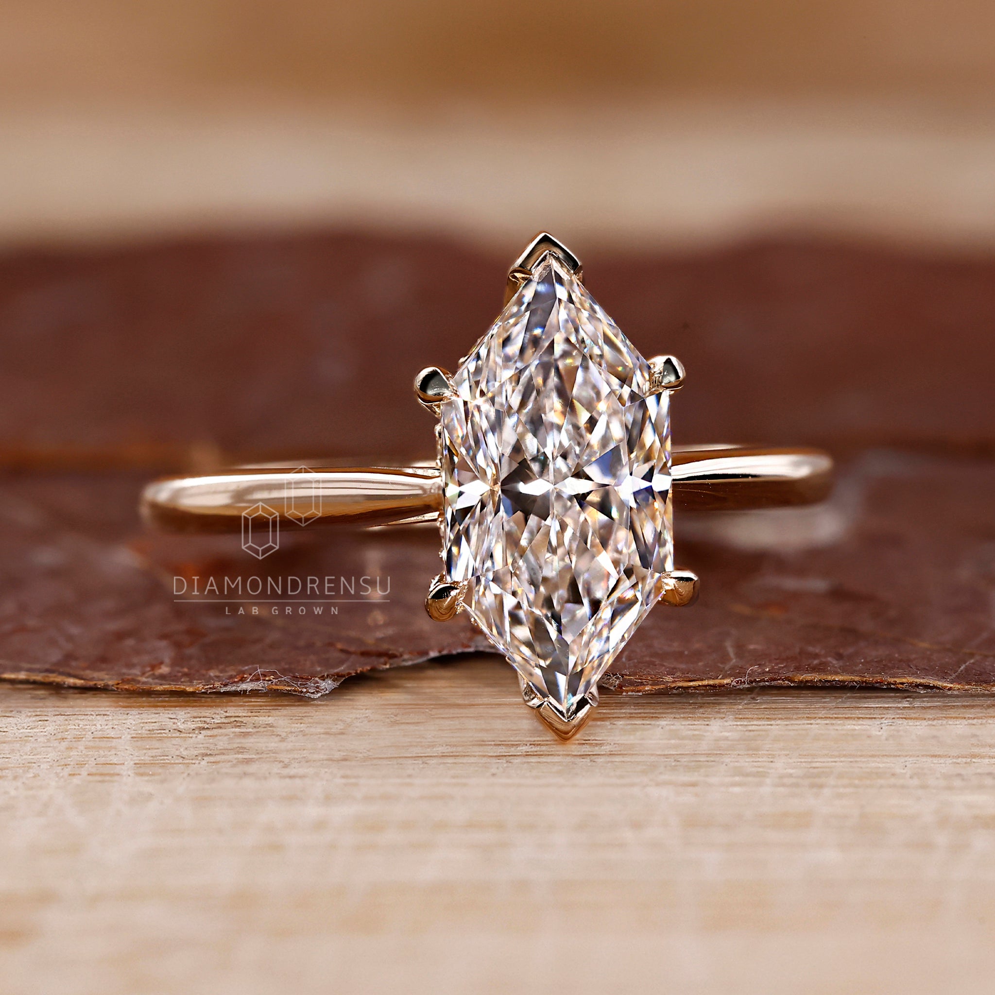 Round cut diamond halo ring with fine sparkle.
