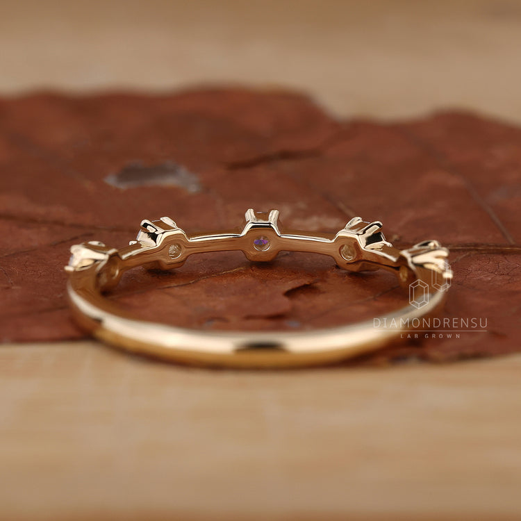 Diamondrensu UK 5 stone yellow gold wedding band
