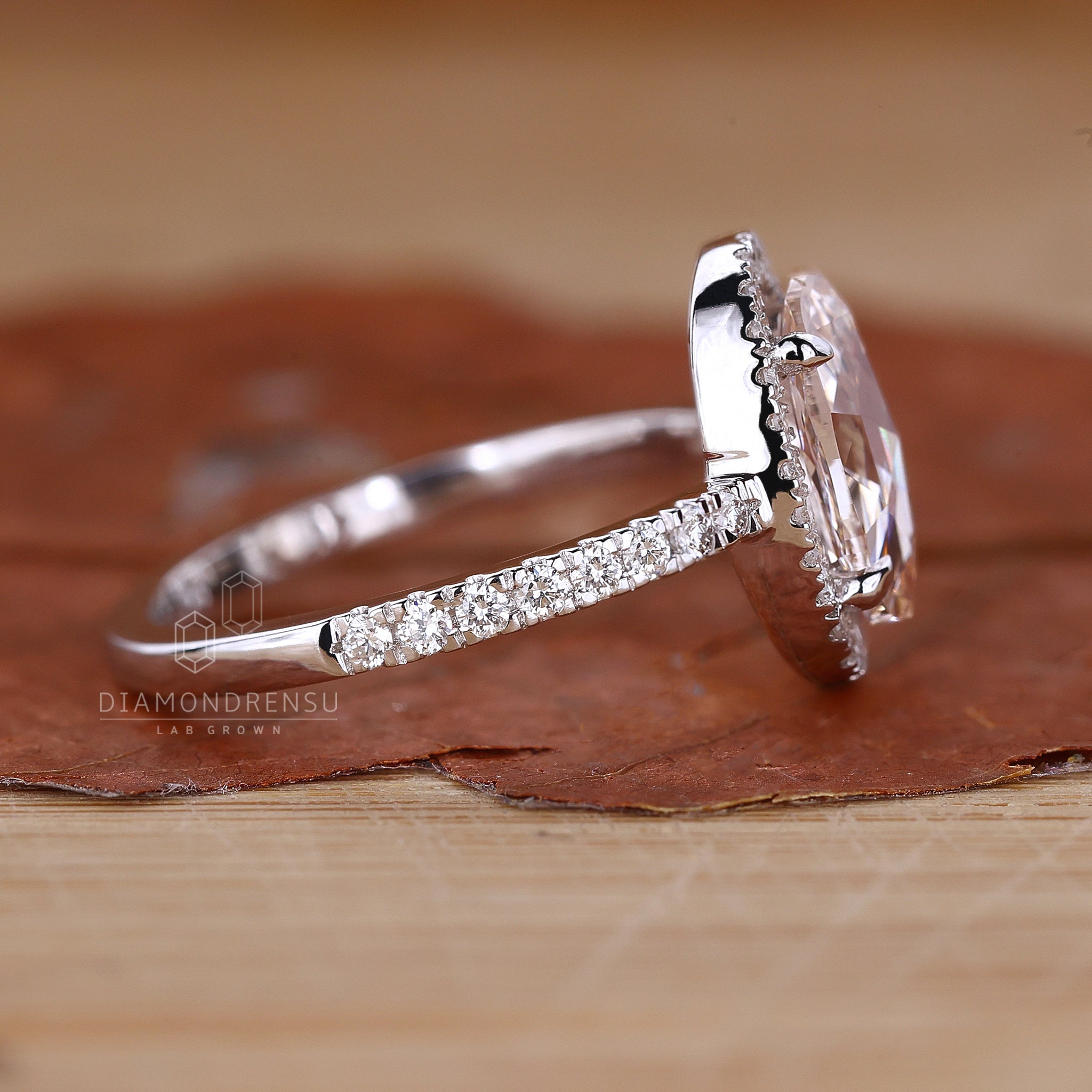Round cut halo pave setting held by 4 prong setting.
