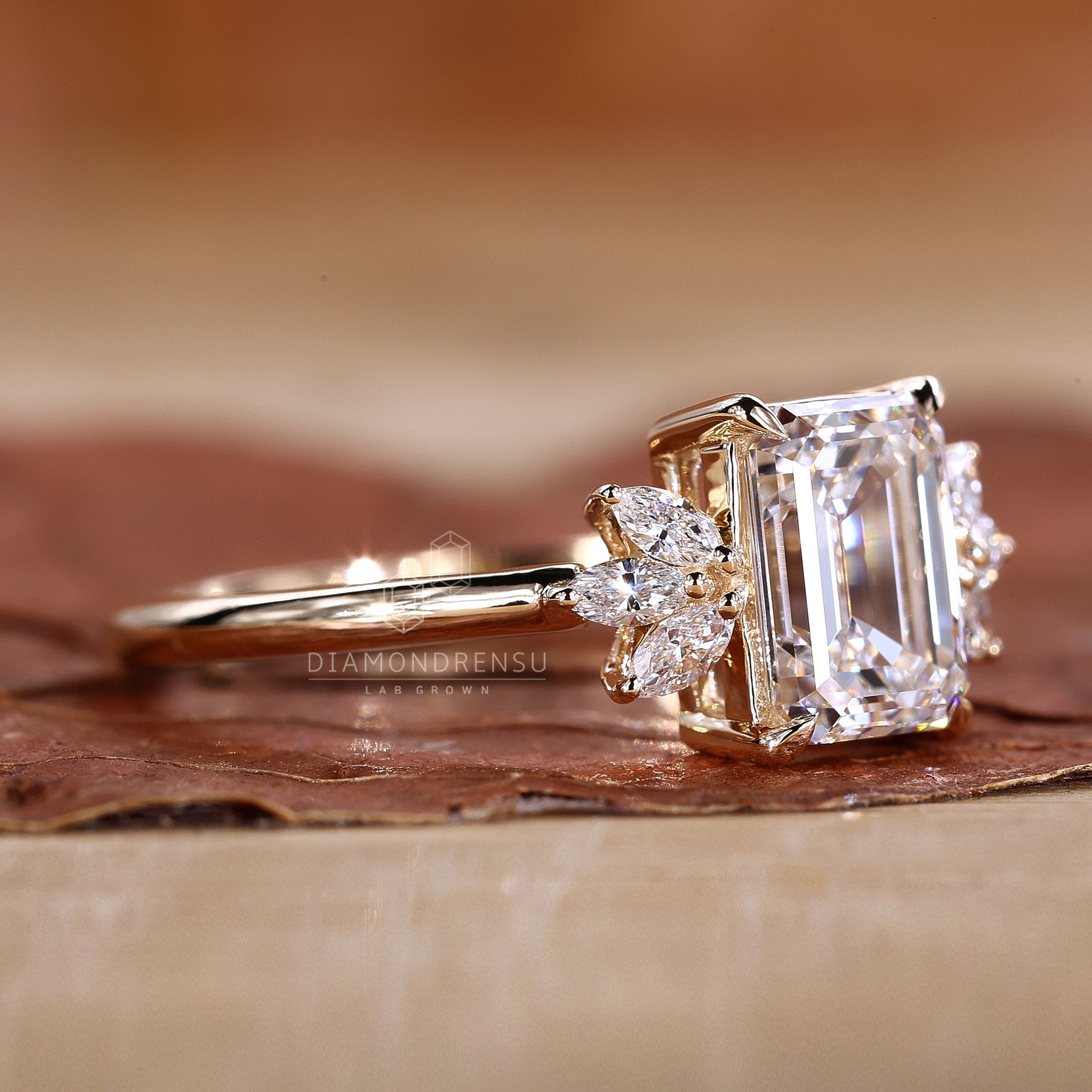 4 claw prong setting for emerald cut diamond.
