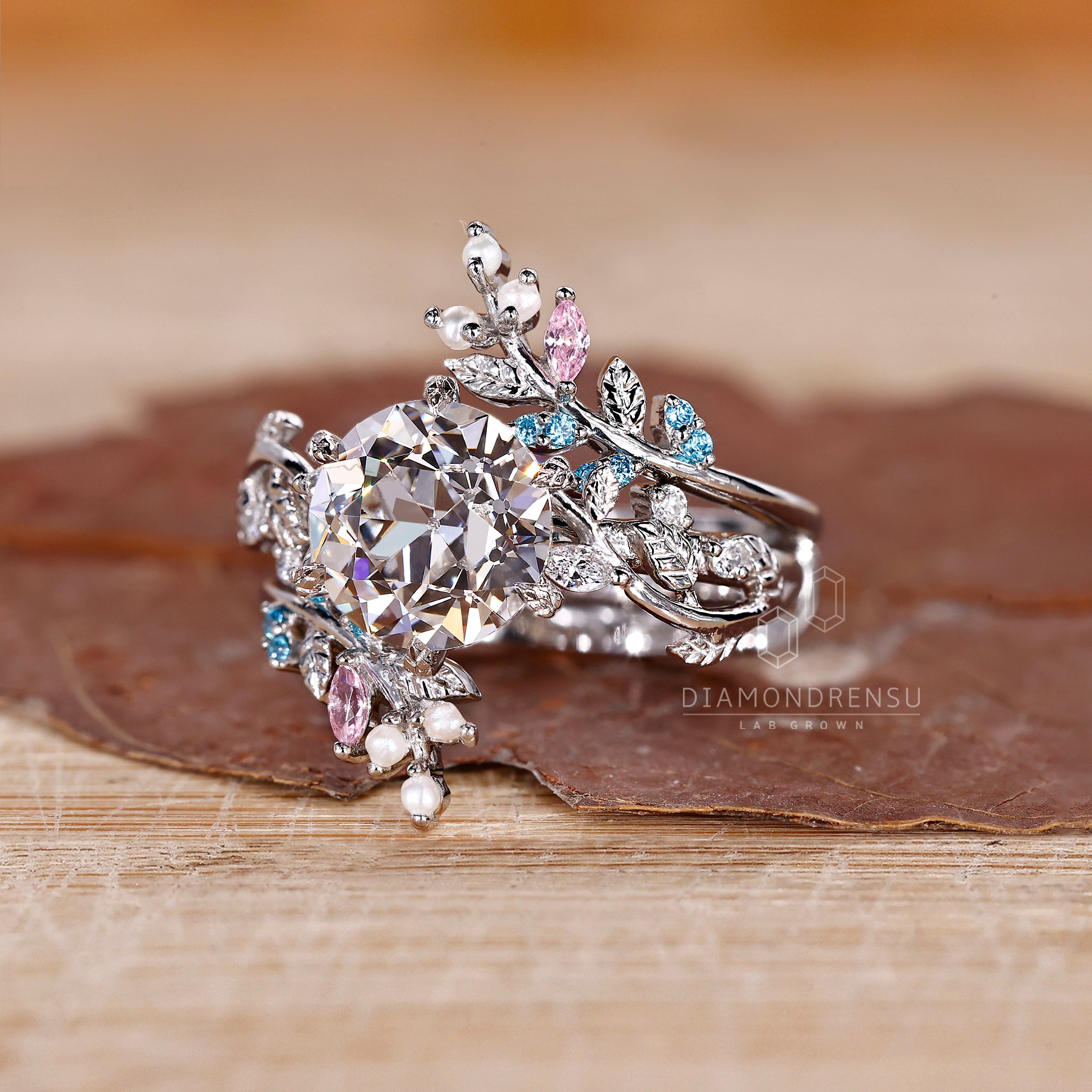Marquise and round side stone ring in white gold.
