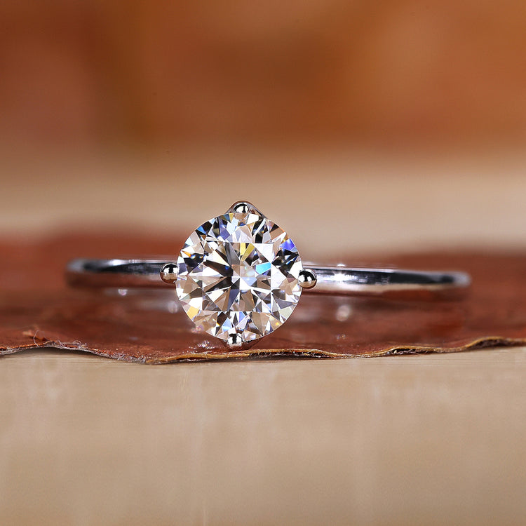 Solitaire diamond ring in white gold.
