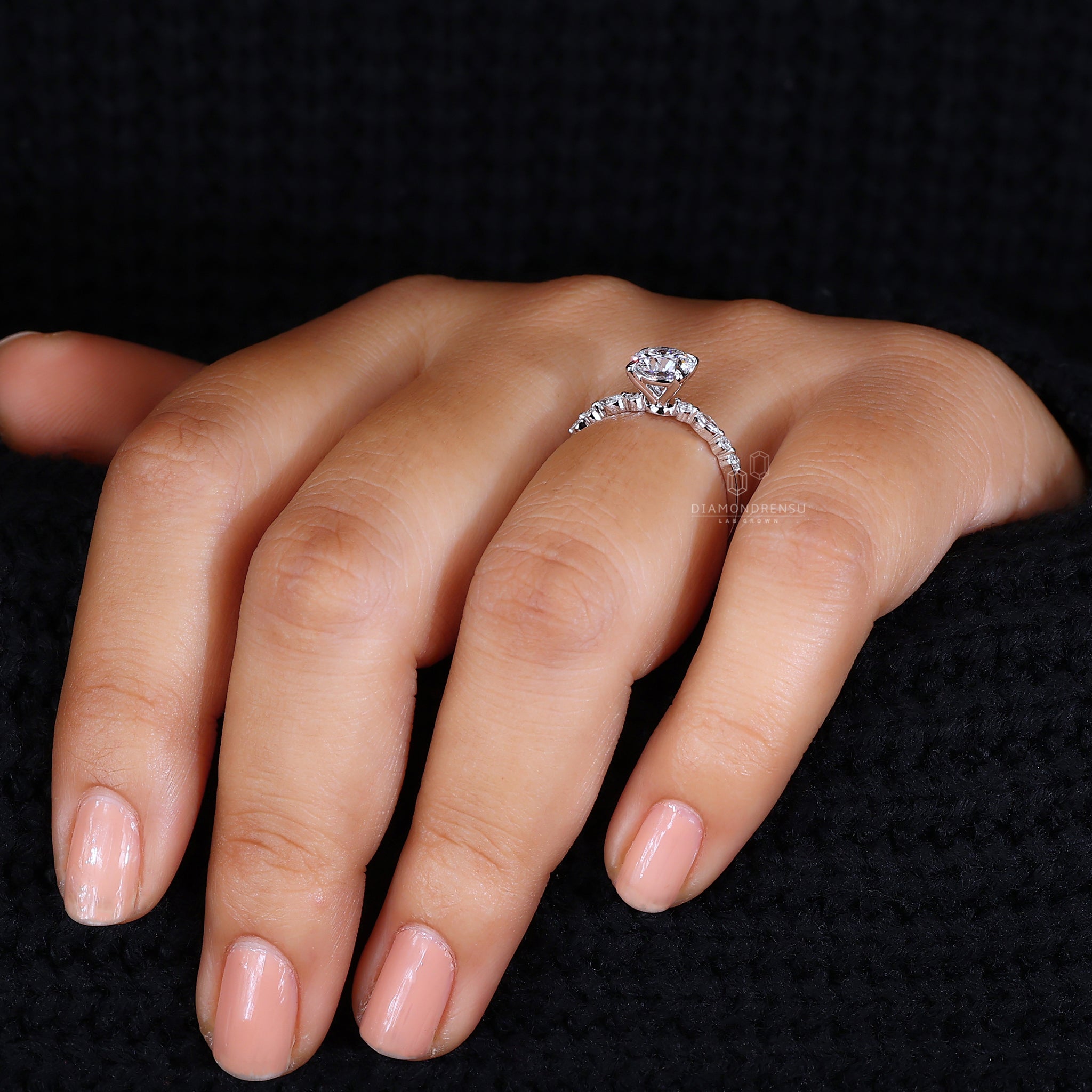White gold engagement ring round cut.
