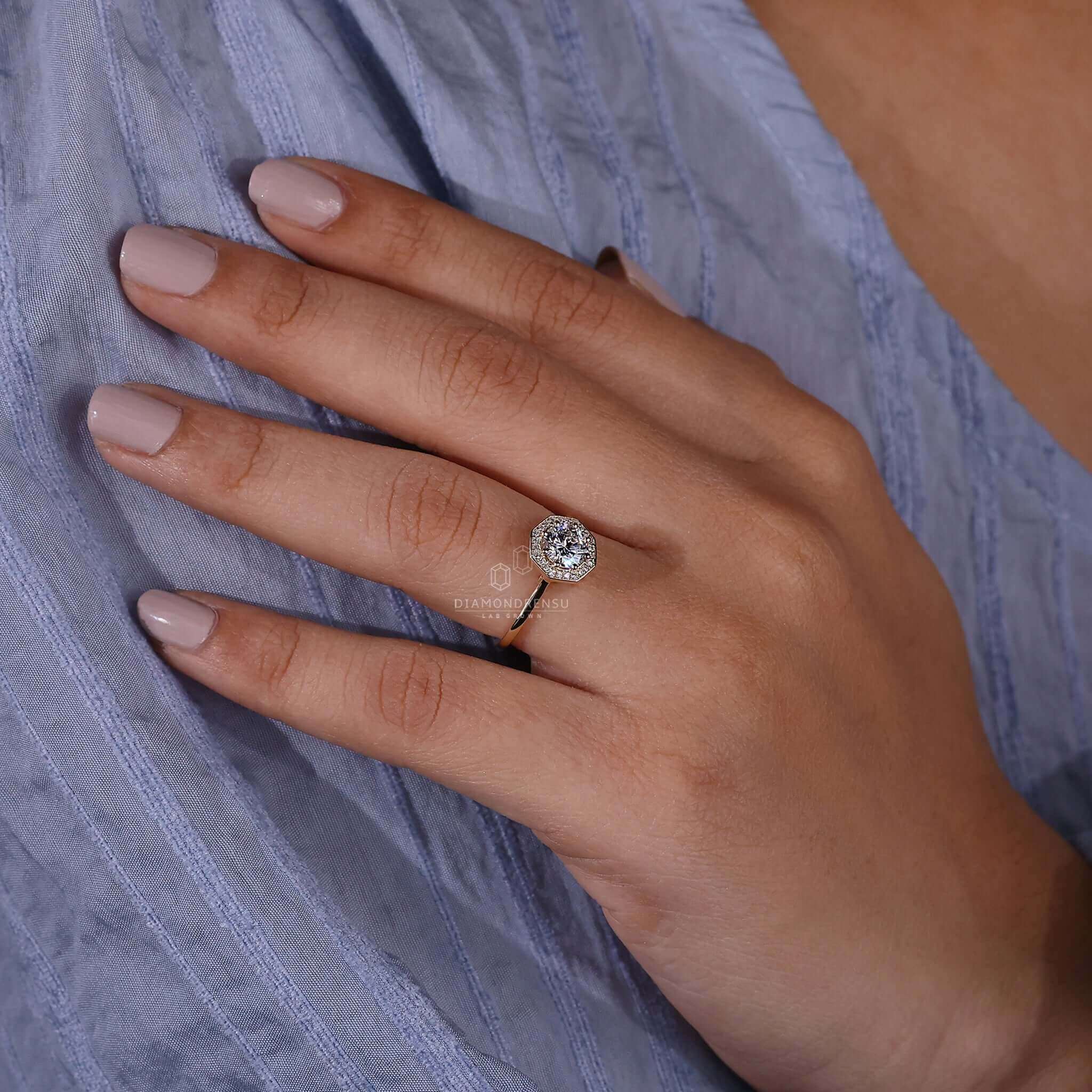 round diamond ring