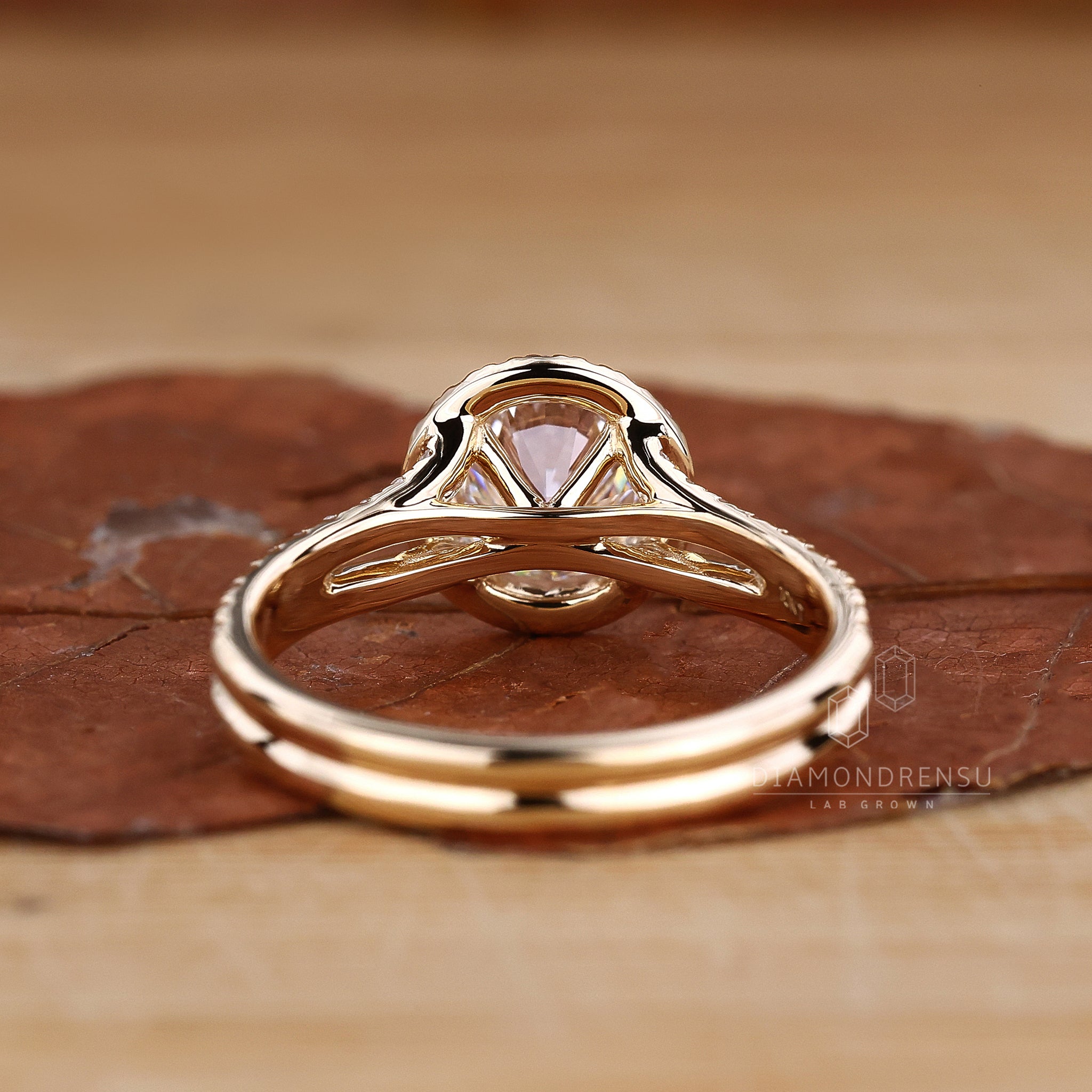 IGI certified split shank halo ring.
