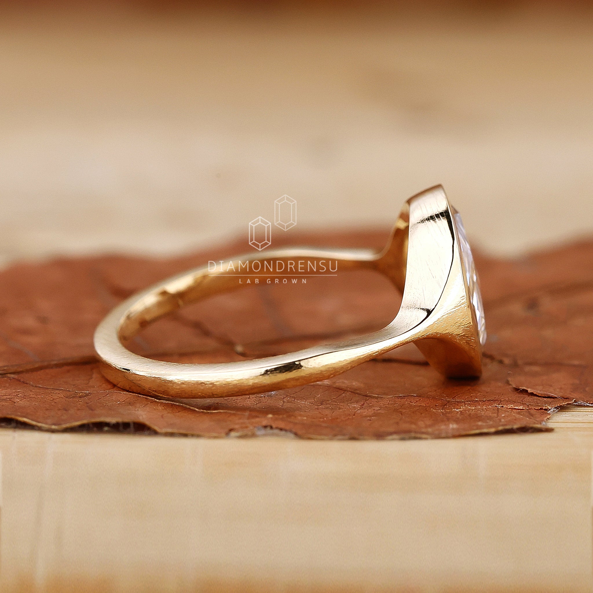 Solitaire engagement ring in yellow gold.
