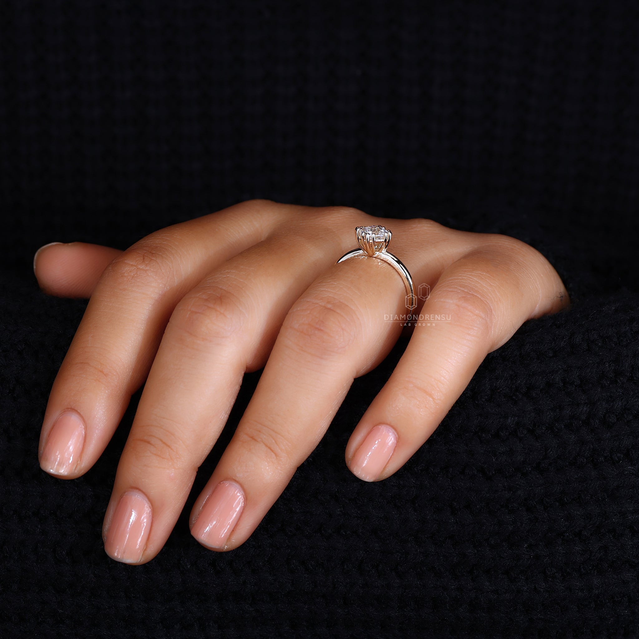 Solitaire diamond ring in yellow gold metal.
