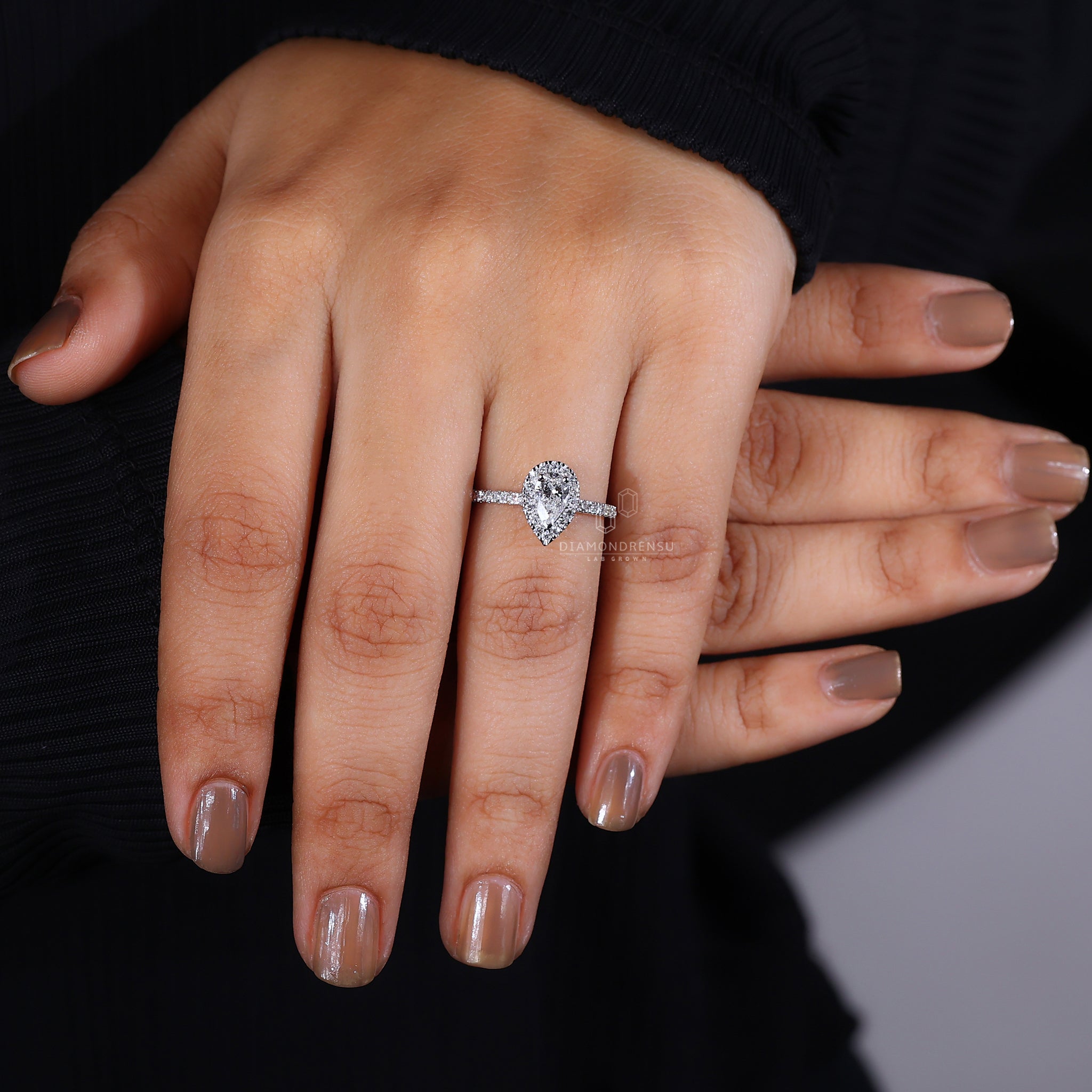 V and round prong setting ring.
