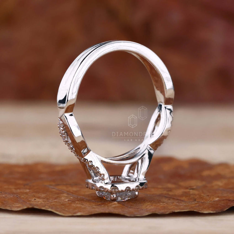 Round cut diamond showcased in a 4 prong diamond ring, blending modern design with classic charm.
