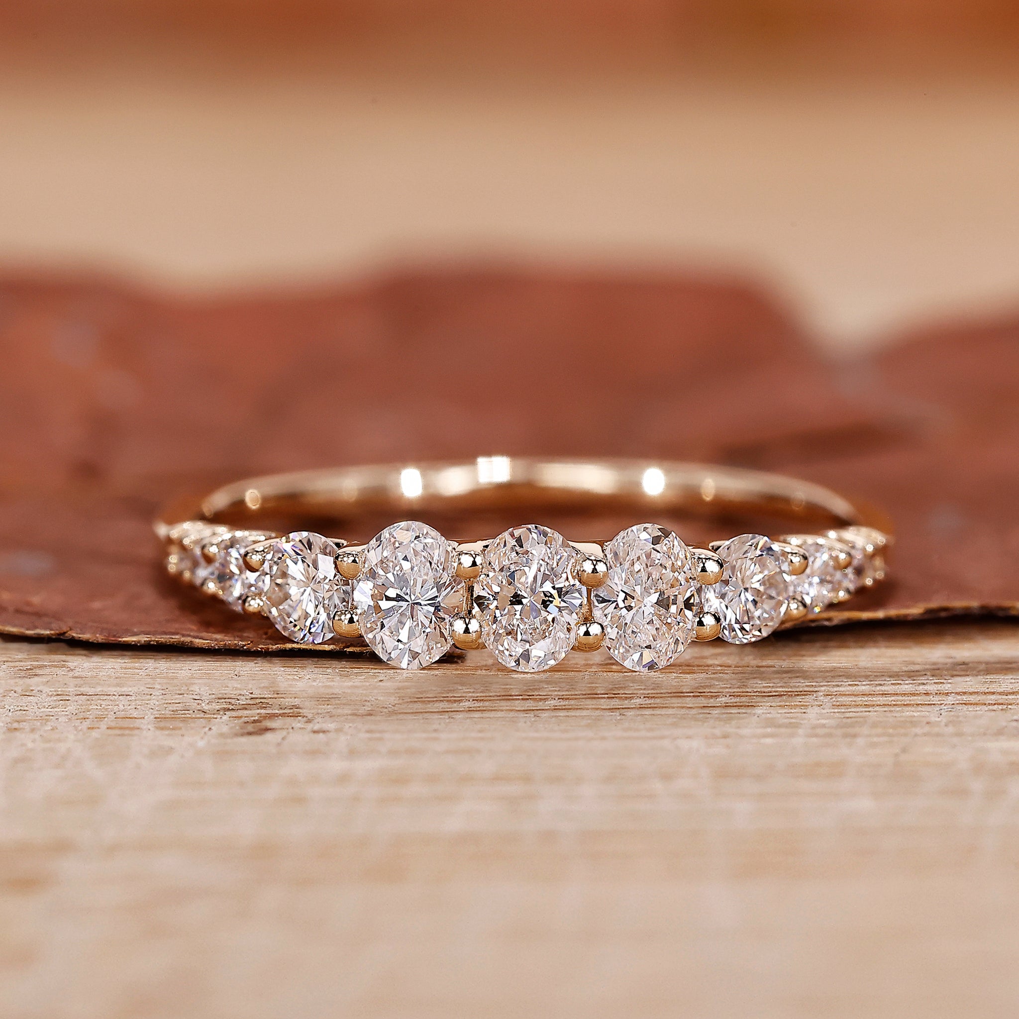 Oval diamond wedding band in yellow gold.
