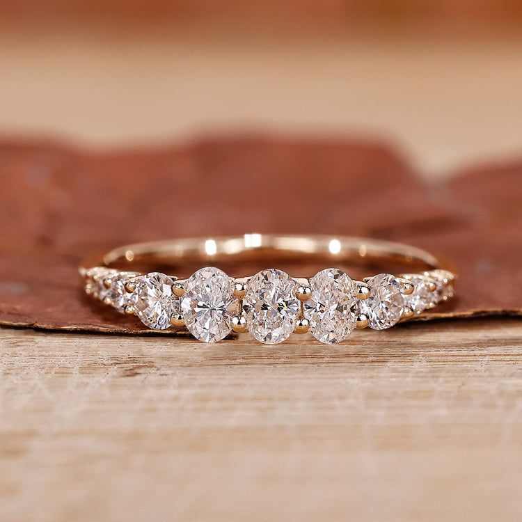 Oval diamond wedding band in yellow gold.
