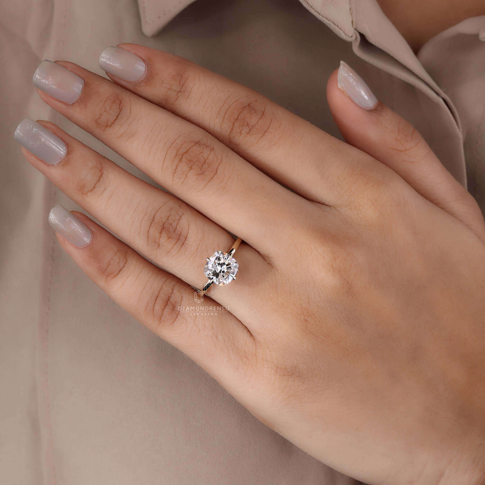 Prong setting diamondrensu UK engagement ring for an elegant, timeless style.