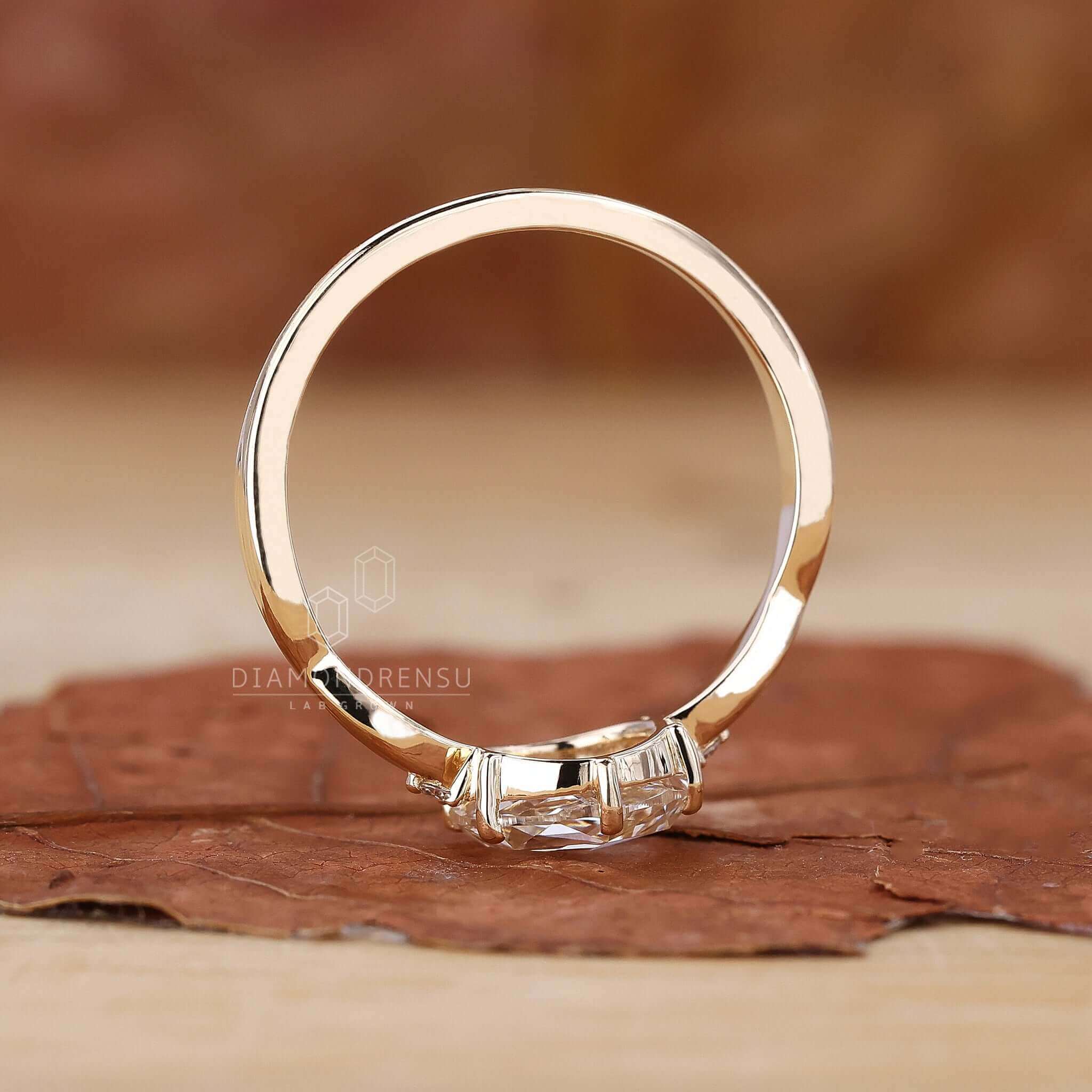 Twist shank ring featuring a brilliant diamond centre for a sophisticated and modern style.