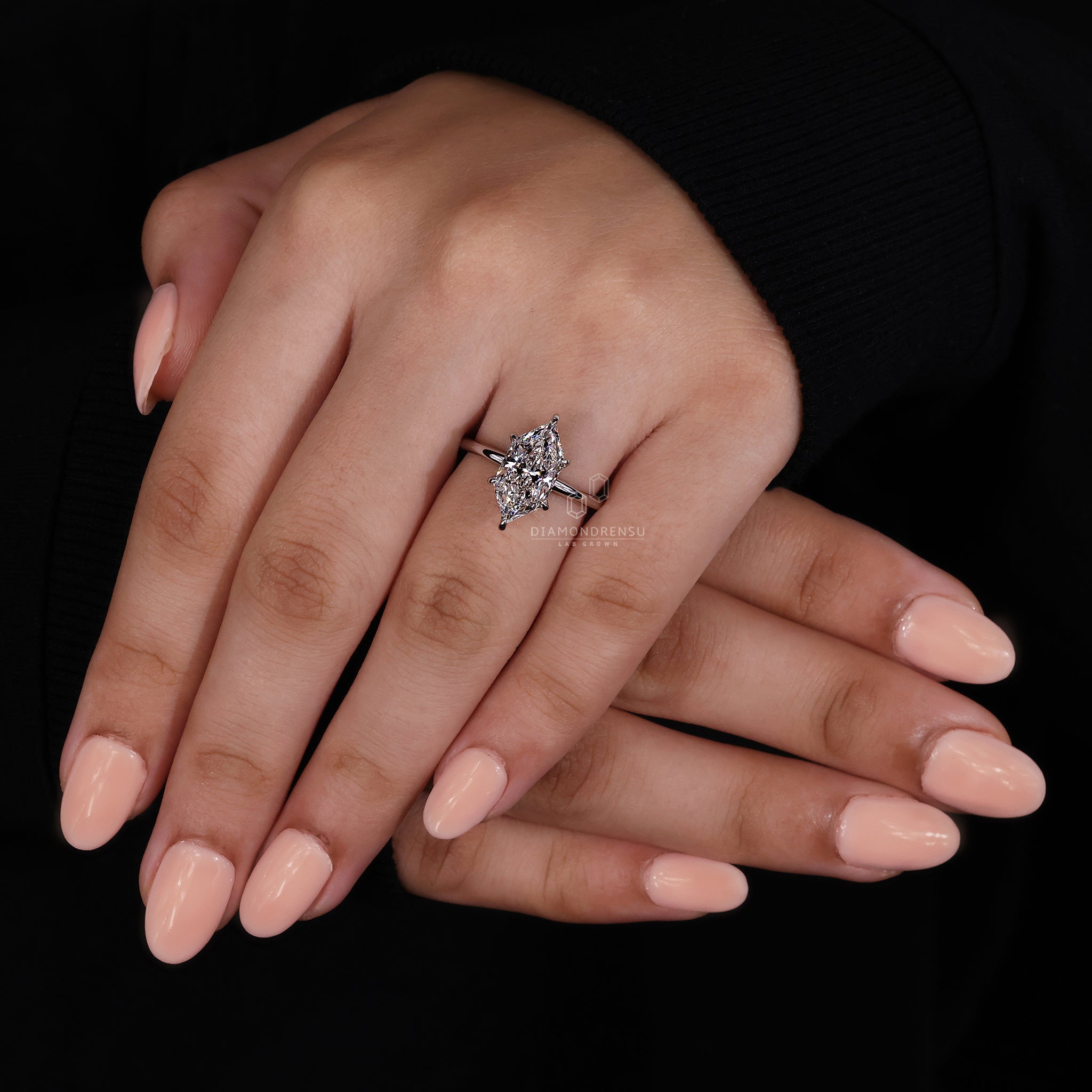 6 claw prong setting with round cut hidden halo.
