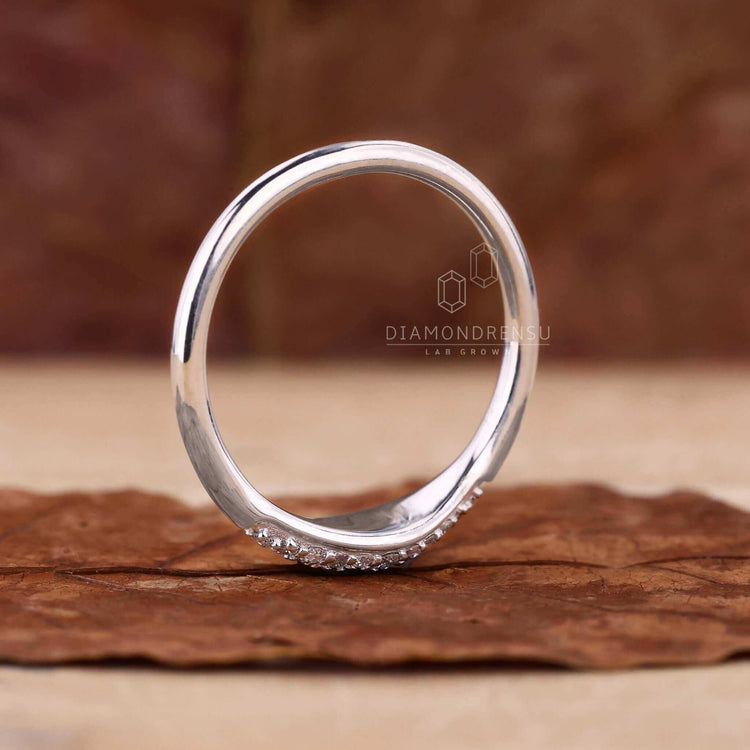 Stunning round diamond engagement ring for a special moment.