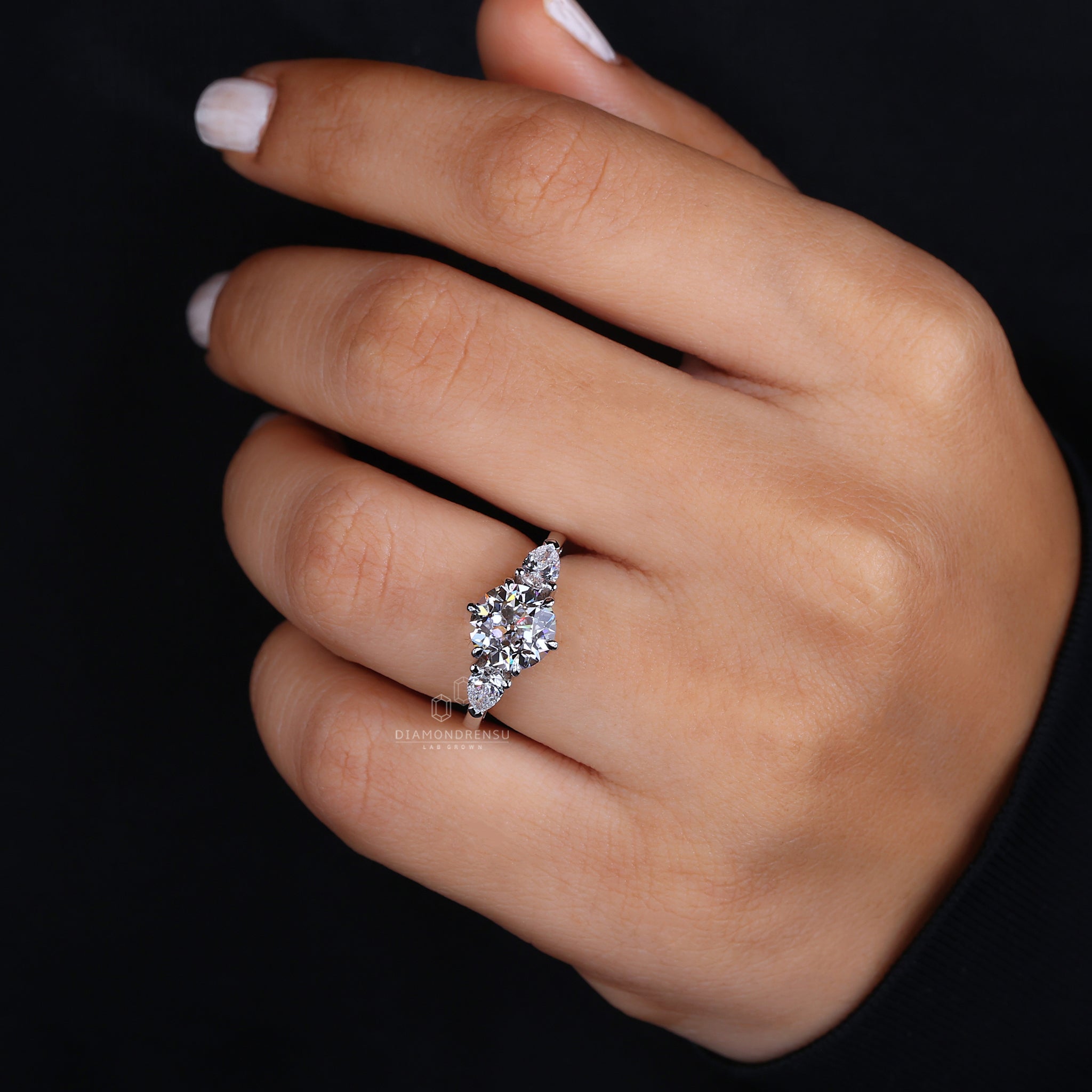 6 claw prong setting with round center diamond.
