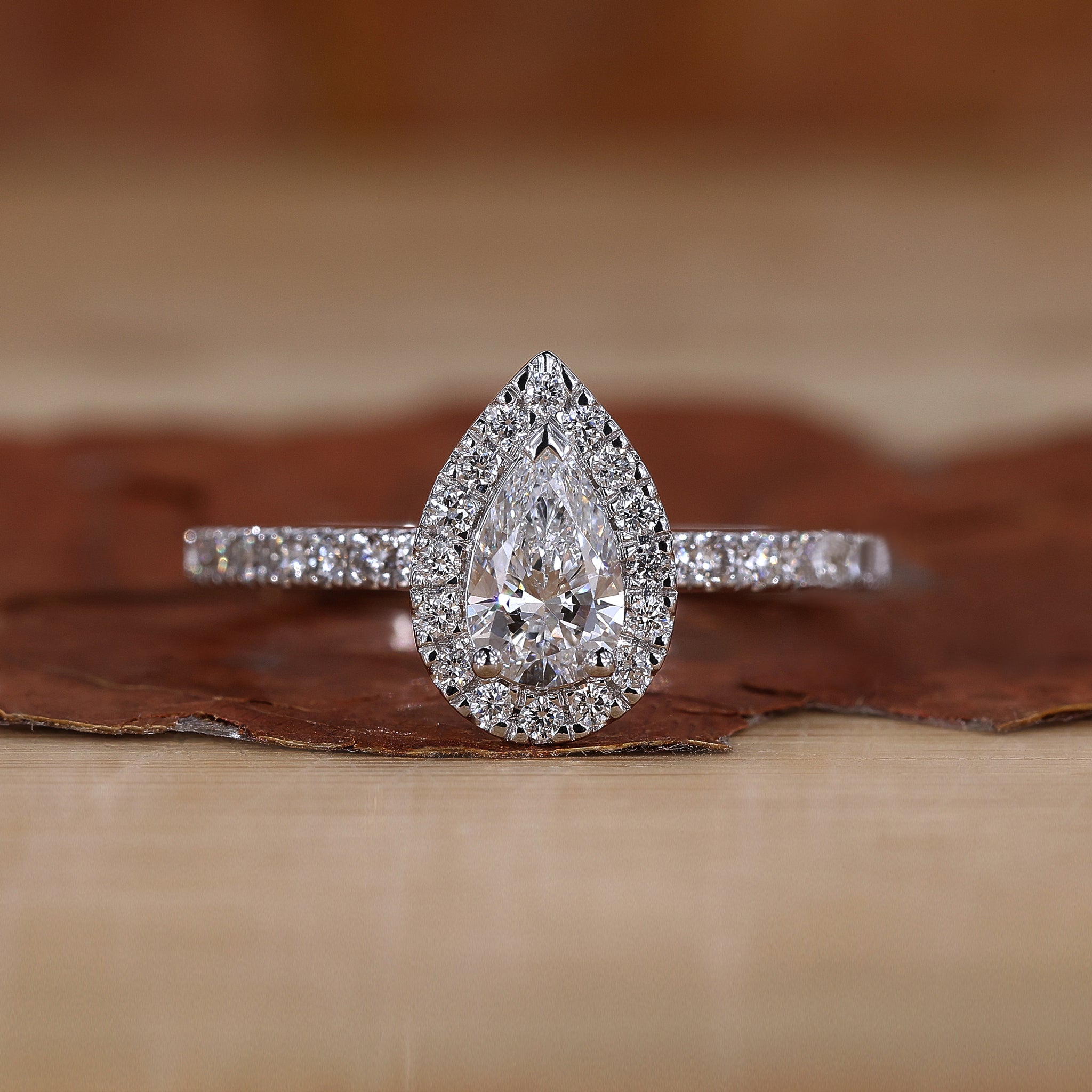 Pear diamond ring in white gold.
