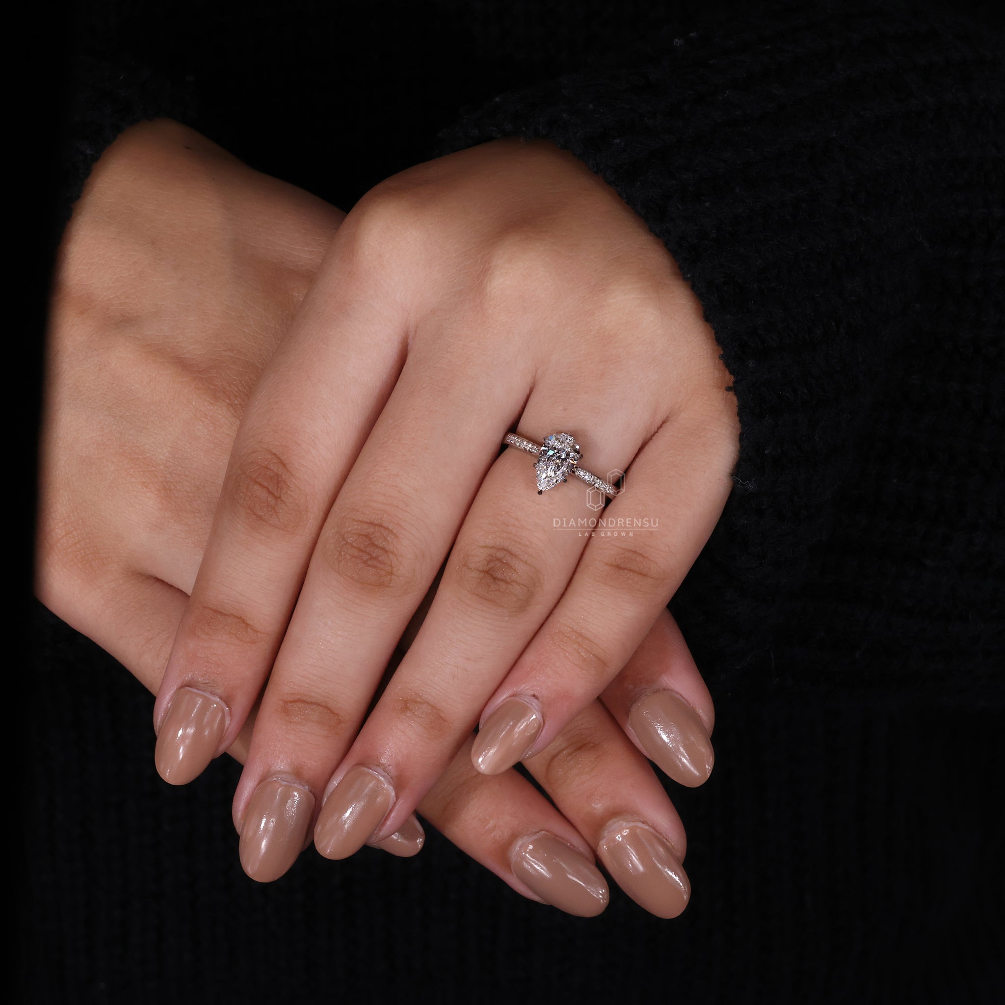 Buy engagement ring with pear shaped diamond ring.

