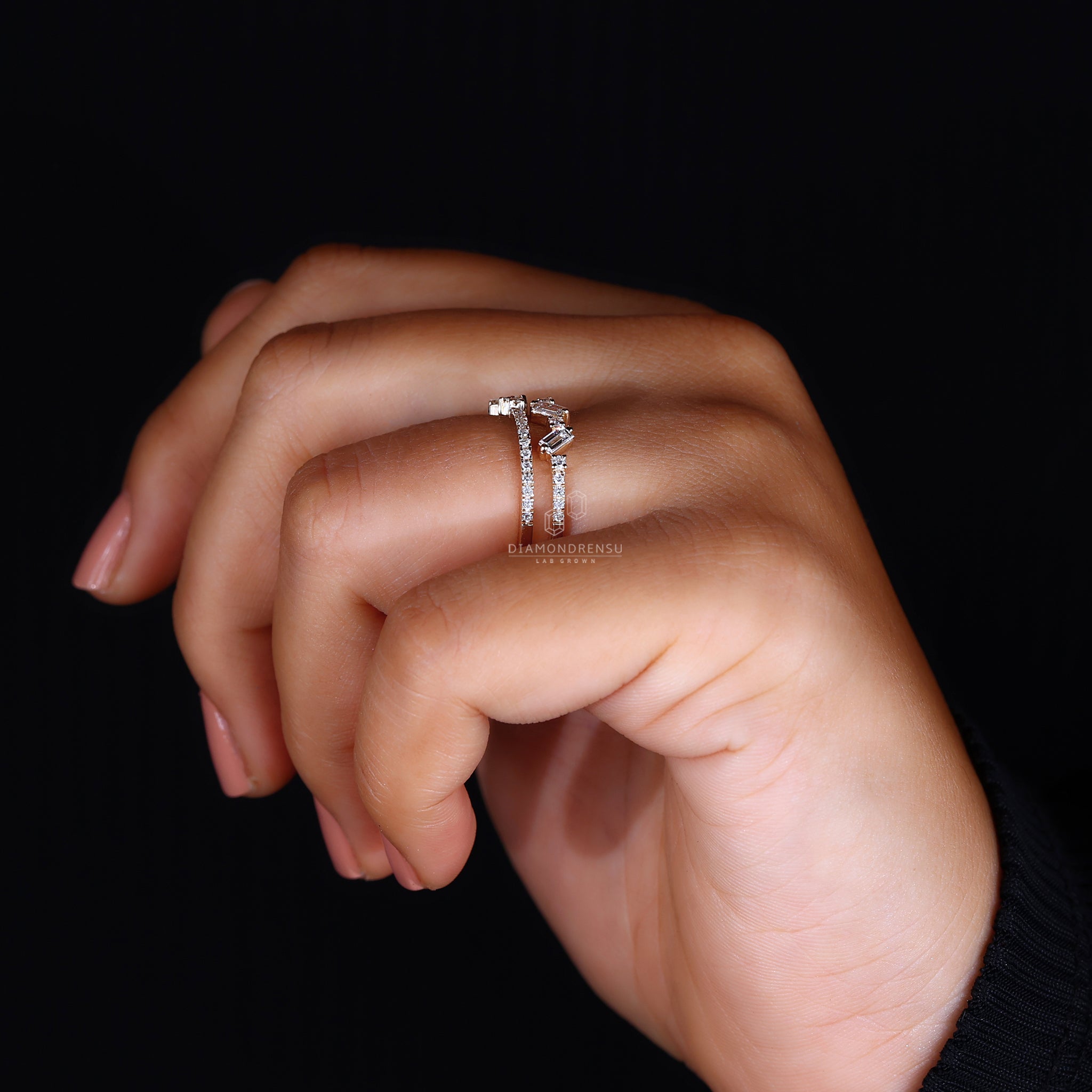 Diamondrensu UK baguette and round diamond wedding band
