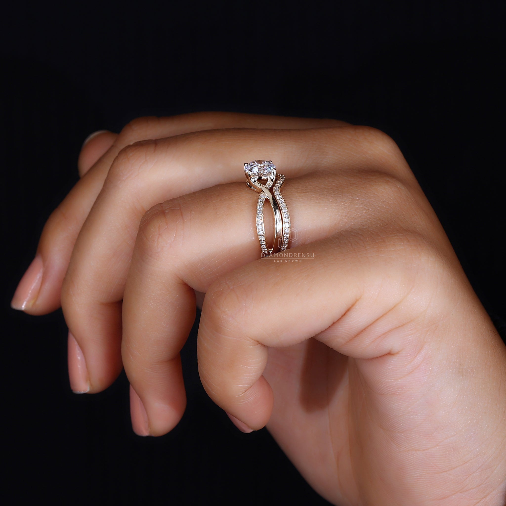4 prong round diamond bridal ring set.

