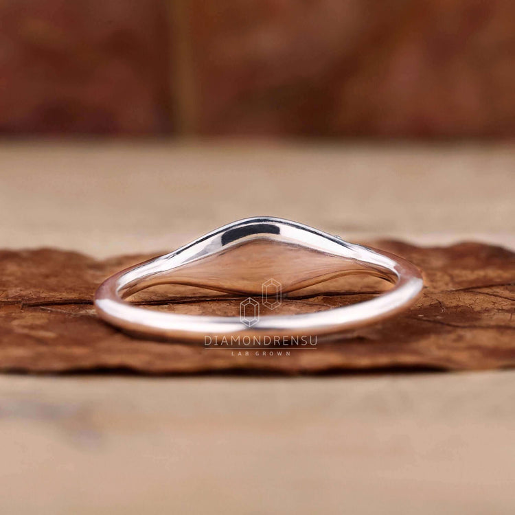 Round diamond ring with a brilliant sparkle for your loved one.
